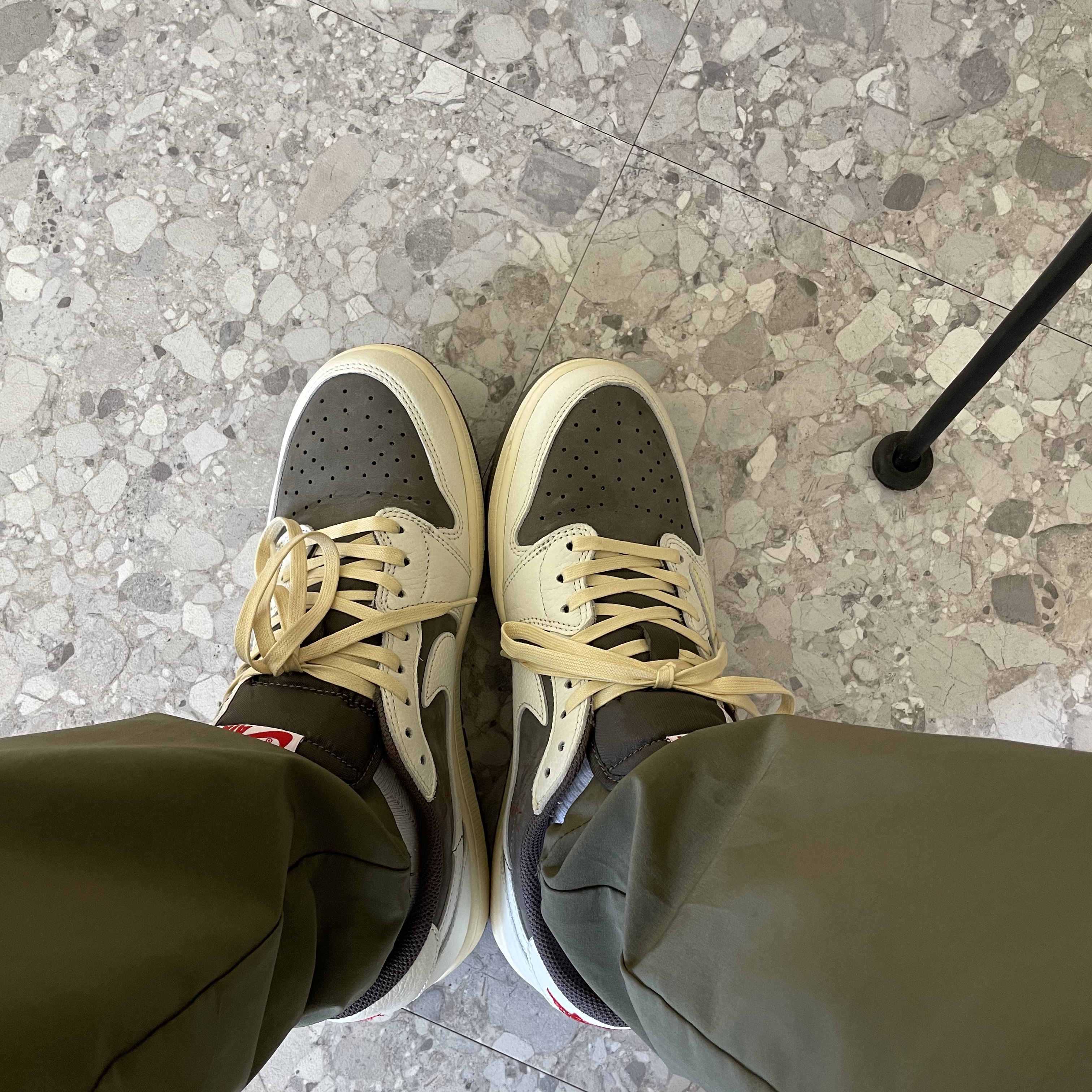 Jordan 1 x Travis Scott Retro Low OG SP Sail and Ridgerock 착용 스타일 - 2