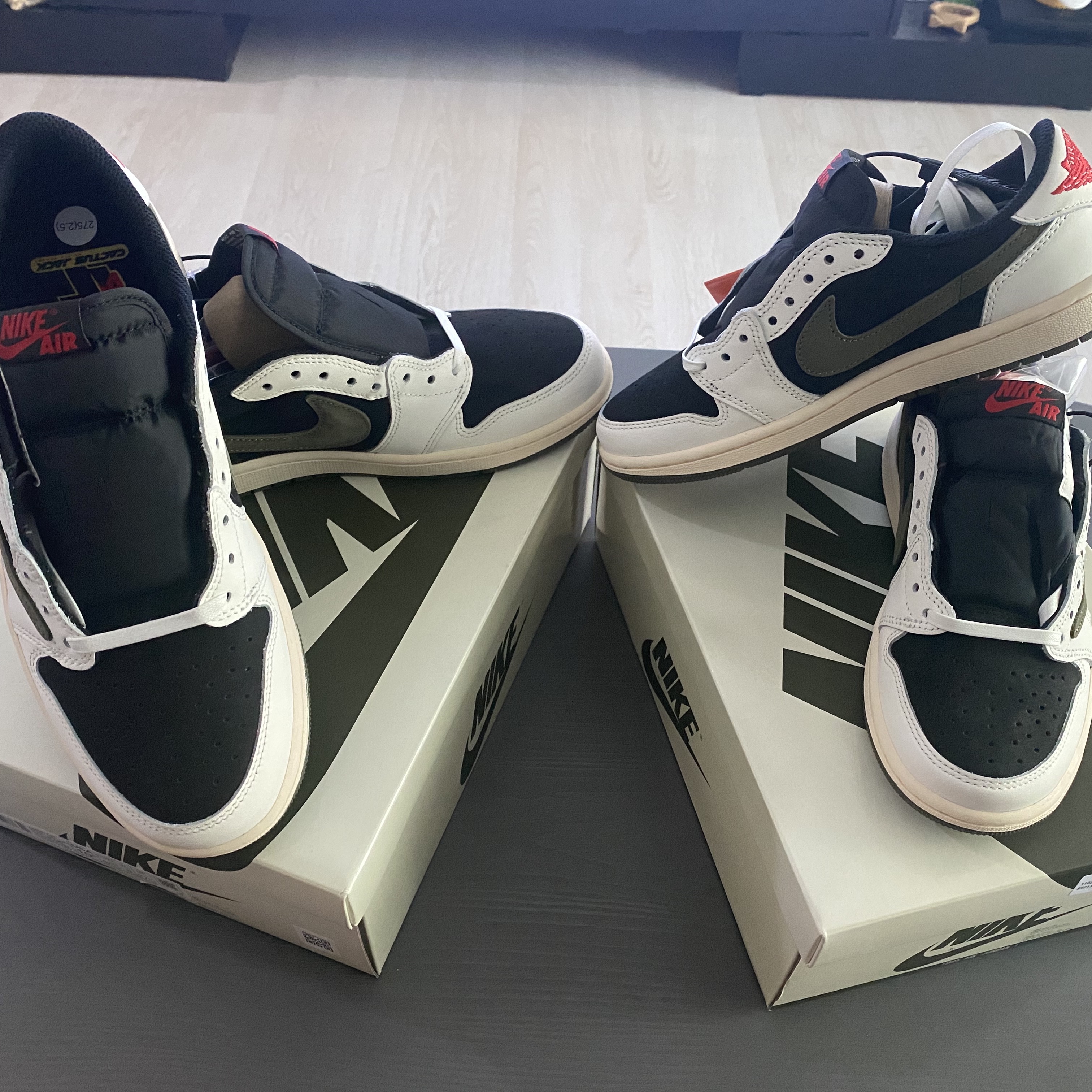 (W) Jordan 1 x Travis Scott Retro Low OG SP Medium Olive 착용 스타일