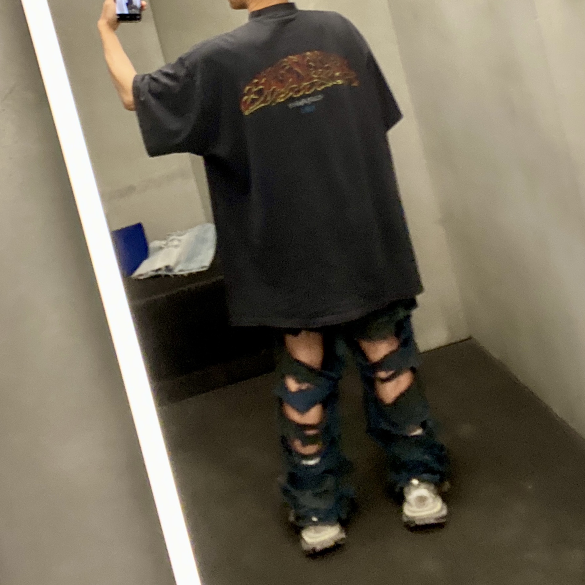 Balenciaga 3XL Sneakers Worn Out Light Beige, Balenciaga Offshore Oversized T-Shirt Black Faded 착용 스타일 - 2