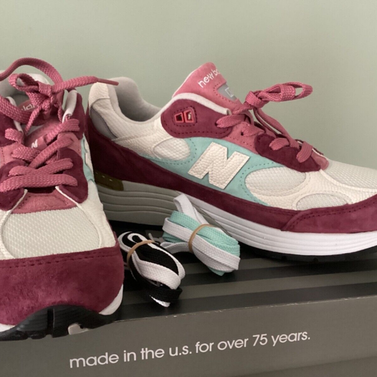 New Balance x Kith 992 Made in USA Kithmas Burgundy Reef 착용 스타일 - 2