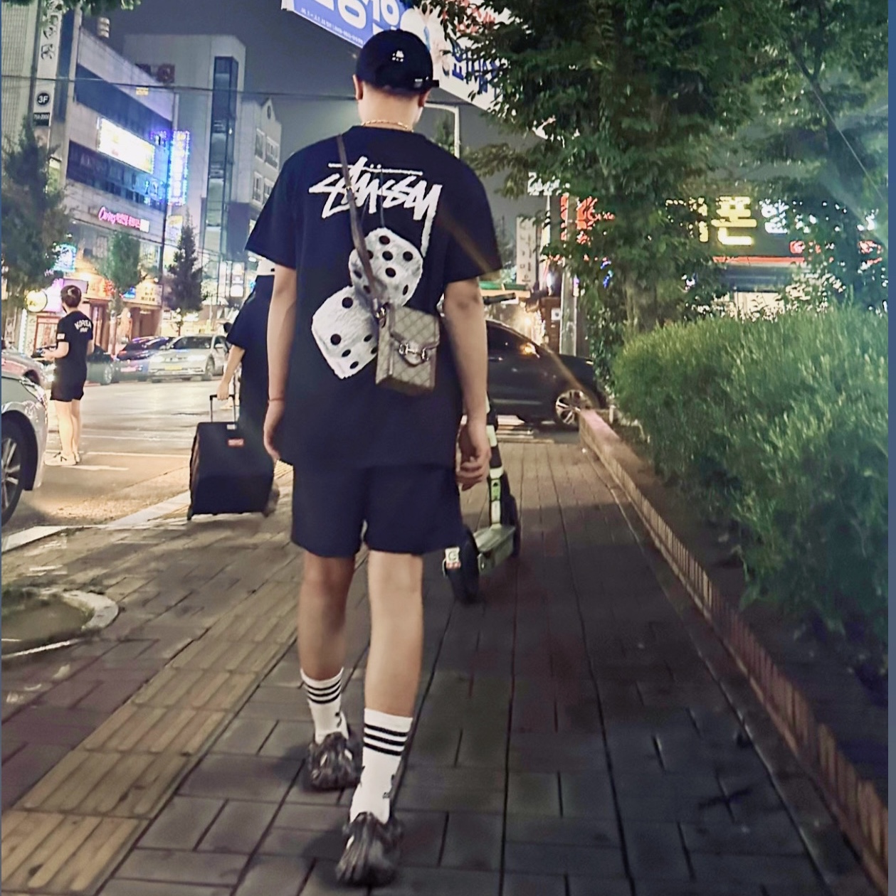 Adidas Yeezy Foam RNNR MX Cinder, Stussy Big Basic Water Shorts Black 착용 스타일