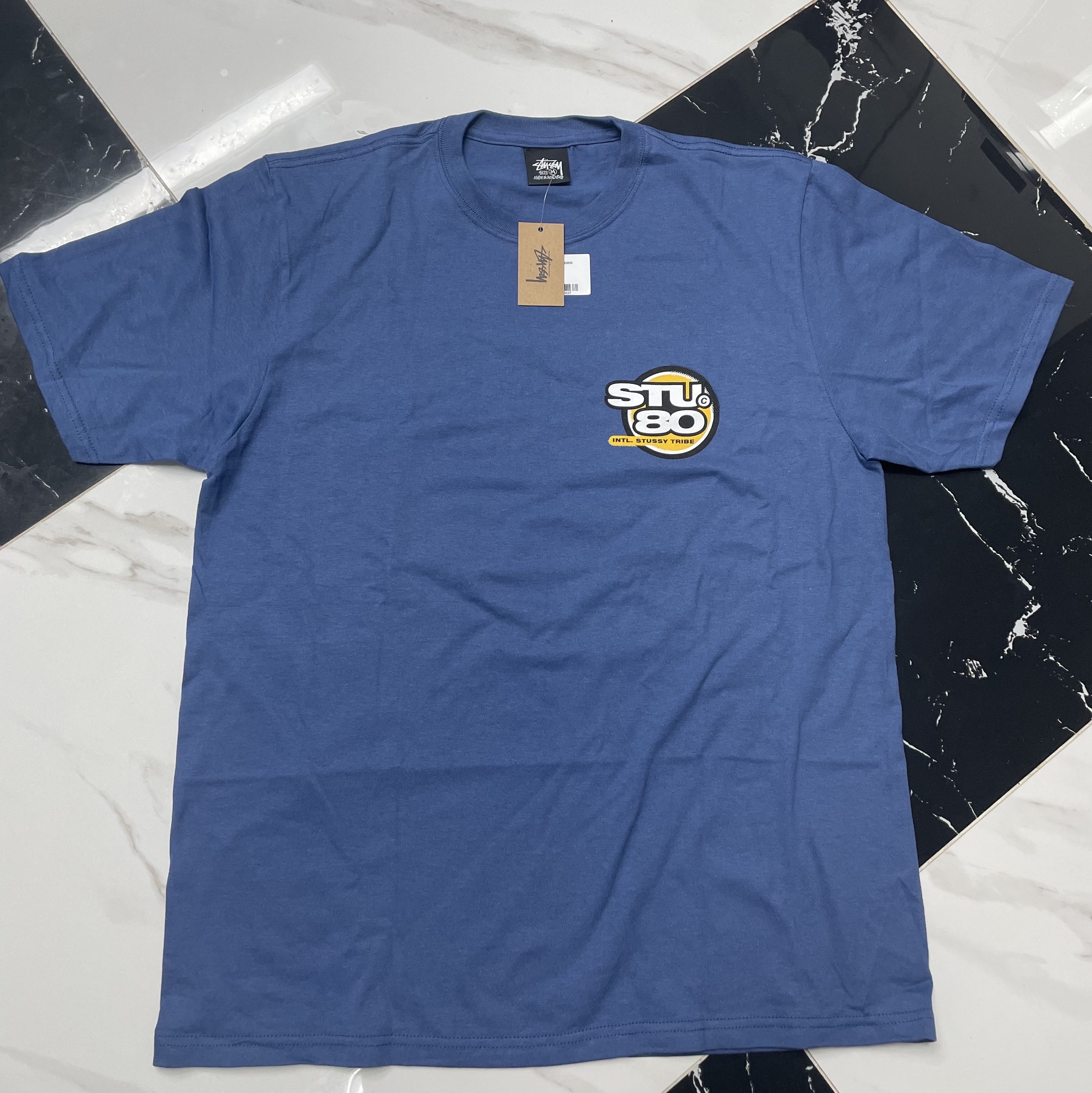 Stussy Hot 80 T-Shirt Midnight 착용 스타일 - 1