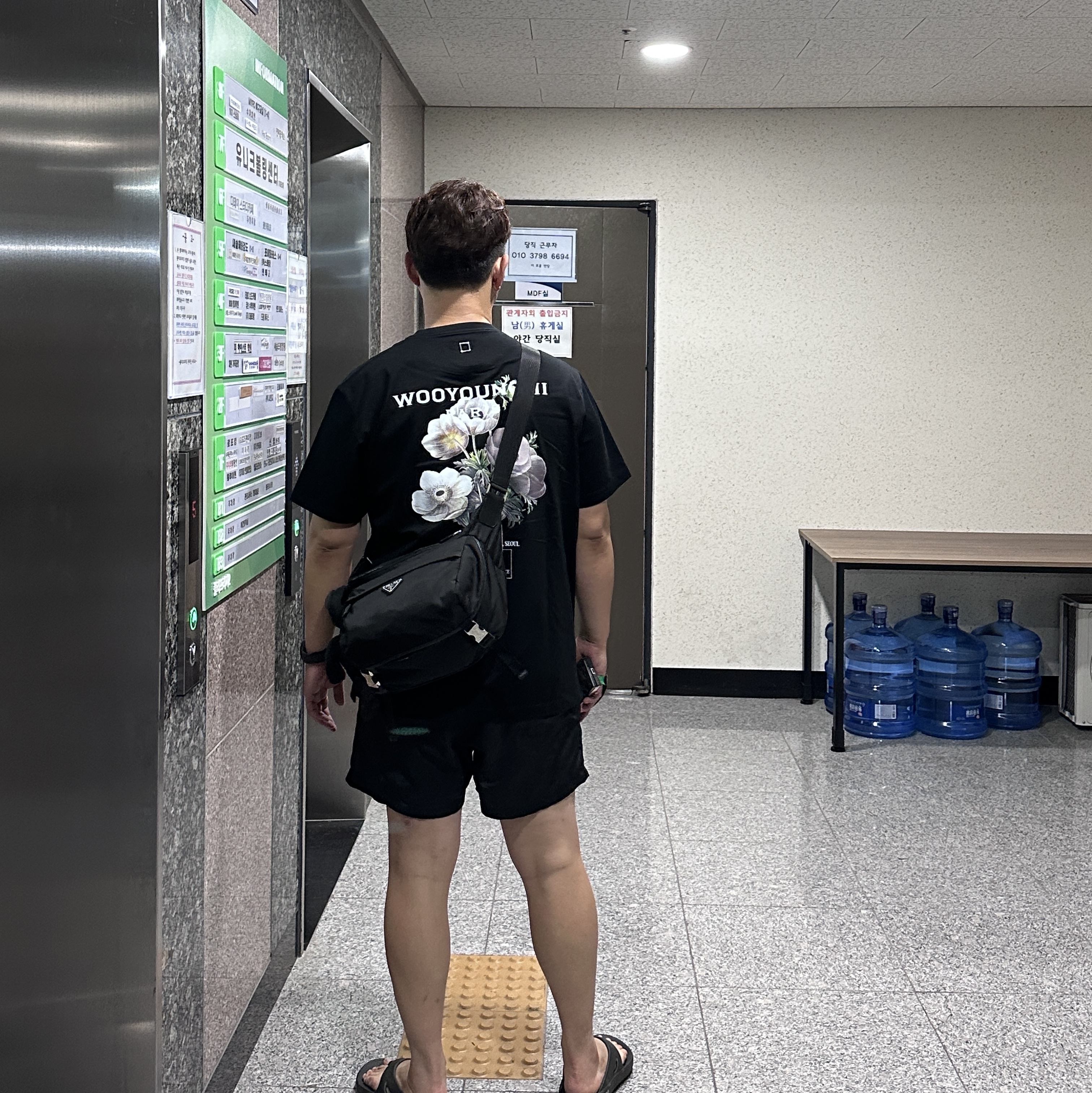 Wooyoungmi Flower Print Back Logo T-Shirt Black - 23FW, Stone Island B0943 Nylon Metal Swimming Trunk Black - 23SS 착용 스타일 - 1