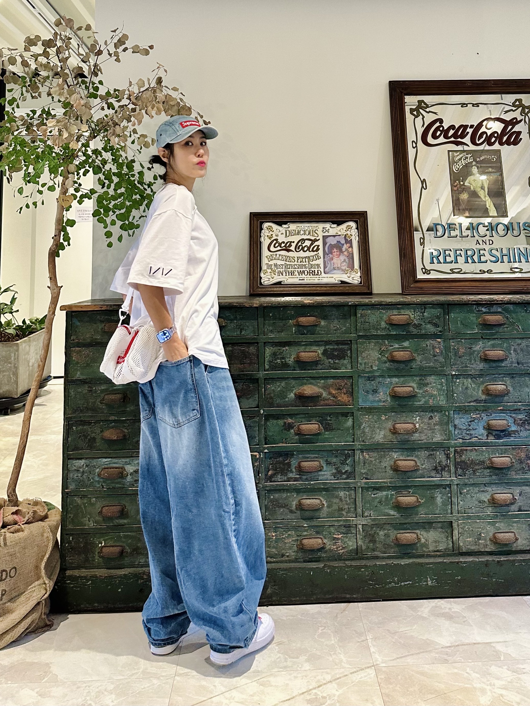 Supreme Mesh Mini Duffle Bag White - 23SS, Nike x Supreme Air Force 1 Low White 착용 스타일 - 3