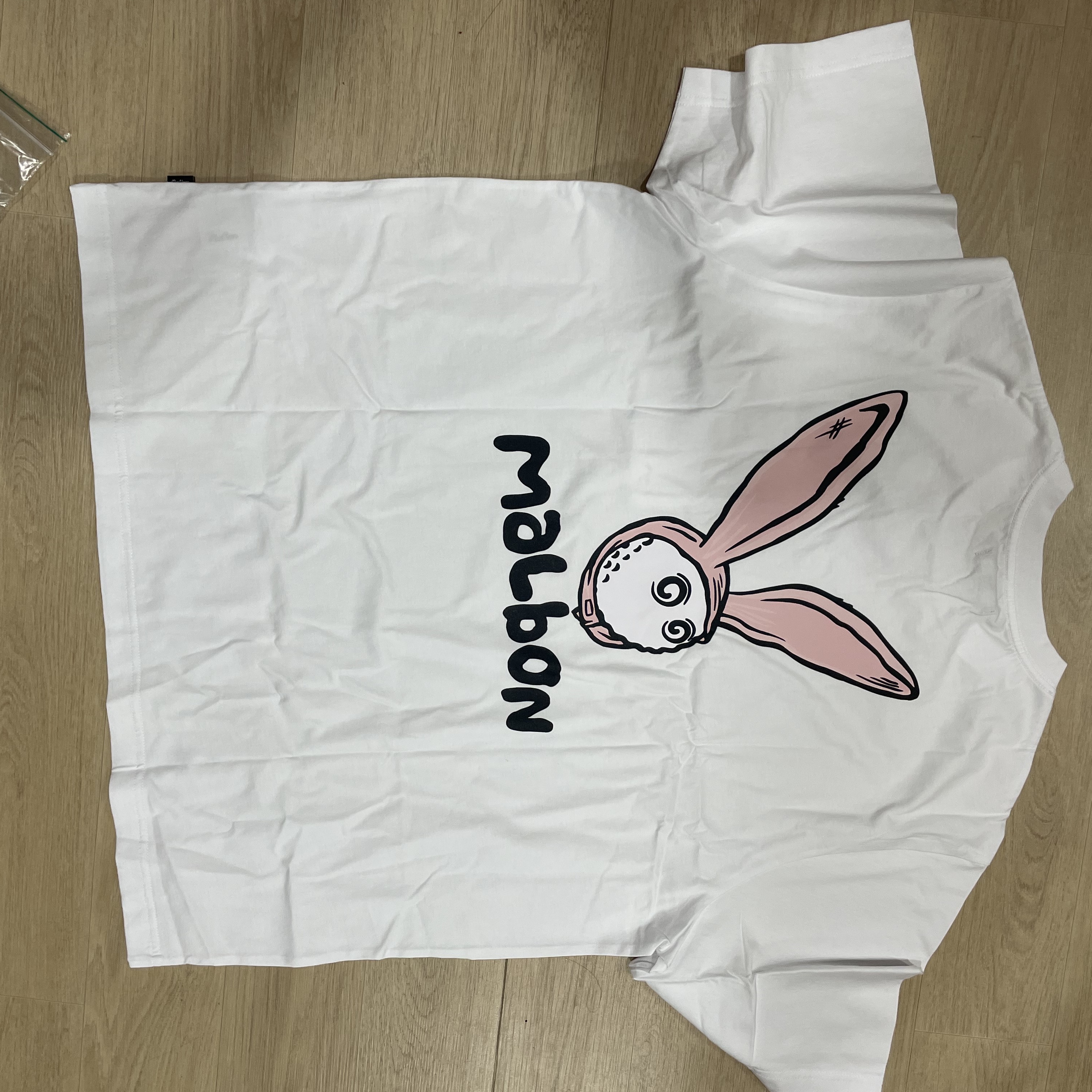 Malbon Golf Rabbit Pocket T-Shirt White 착용 스타일 - 2