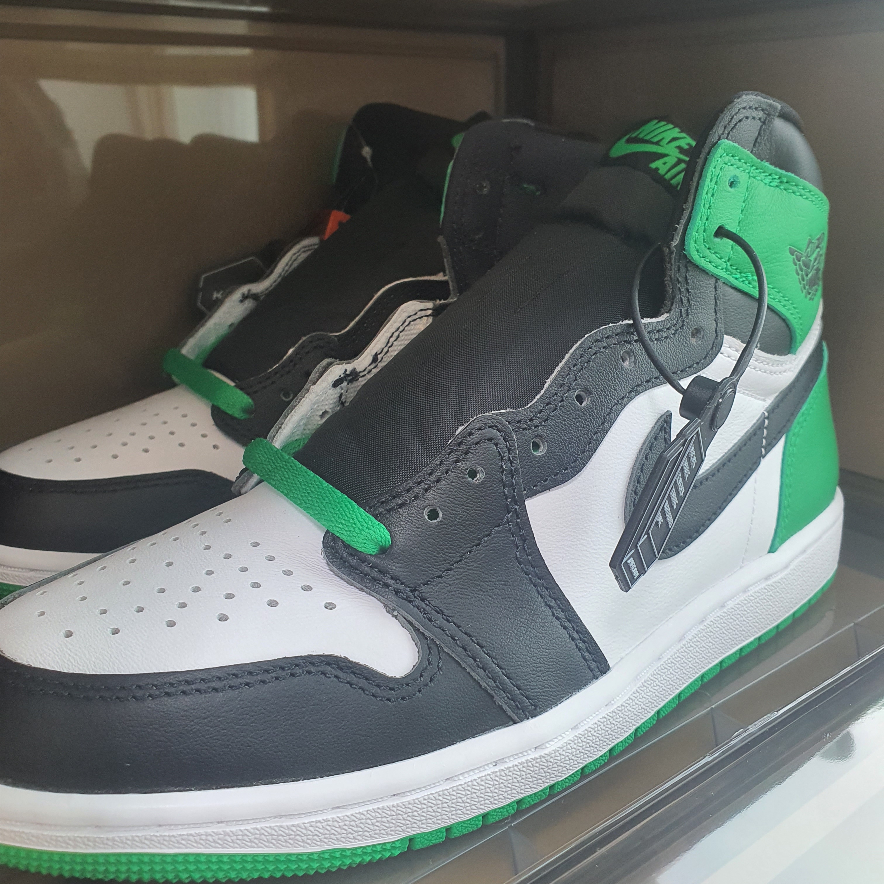 Jordan 1 Retro High OG Black and Lucky Green 착용 스타일