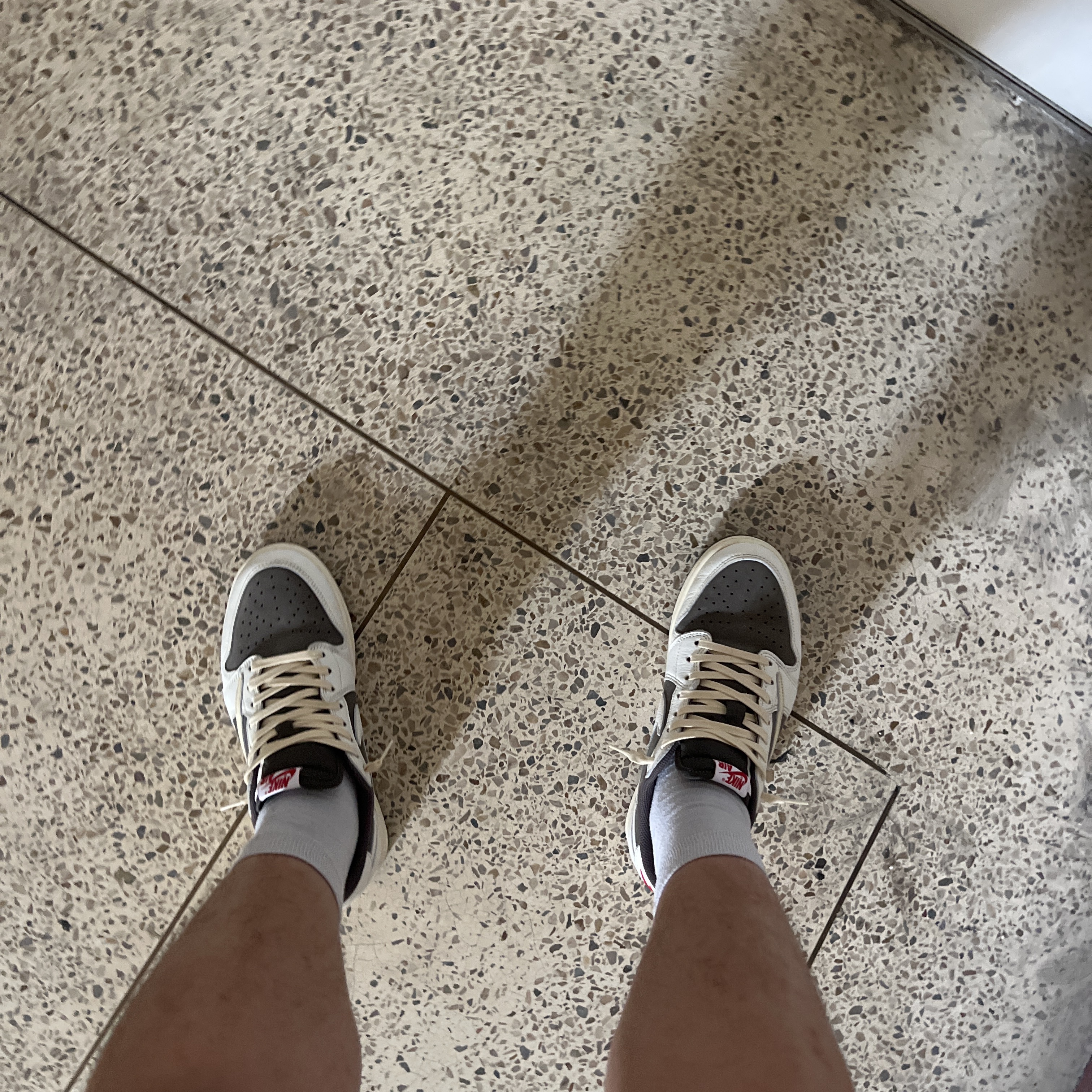 Jordan 1 x Travis Scott Retro Low OG SP Sail and Ridgerock 착용 스타일 - 1