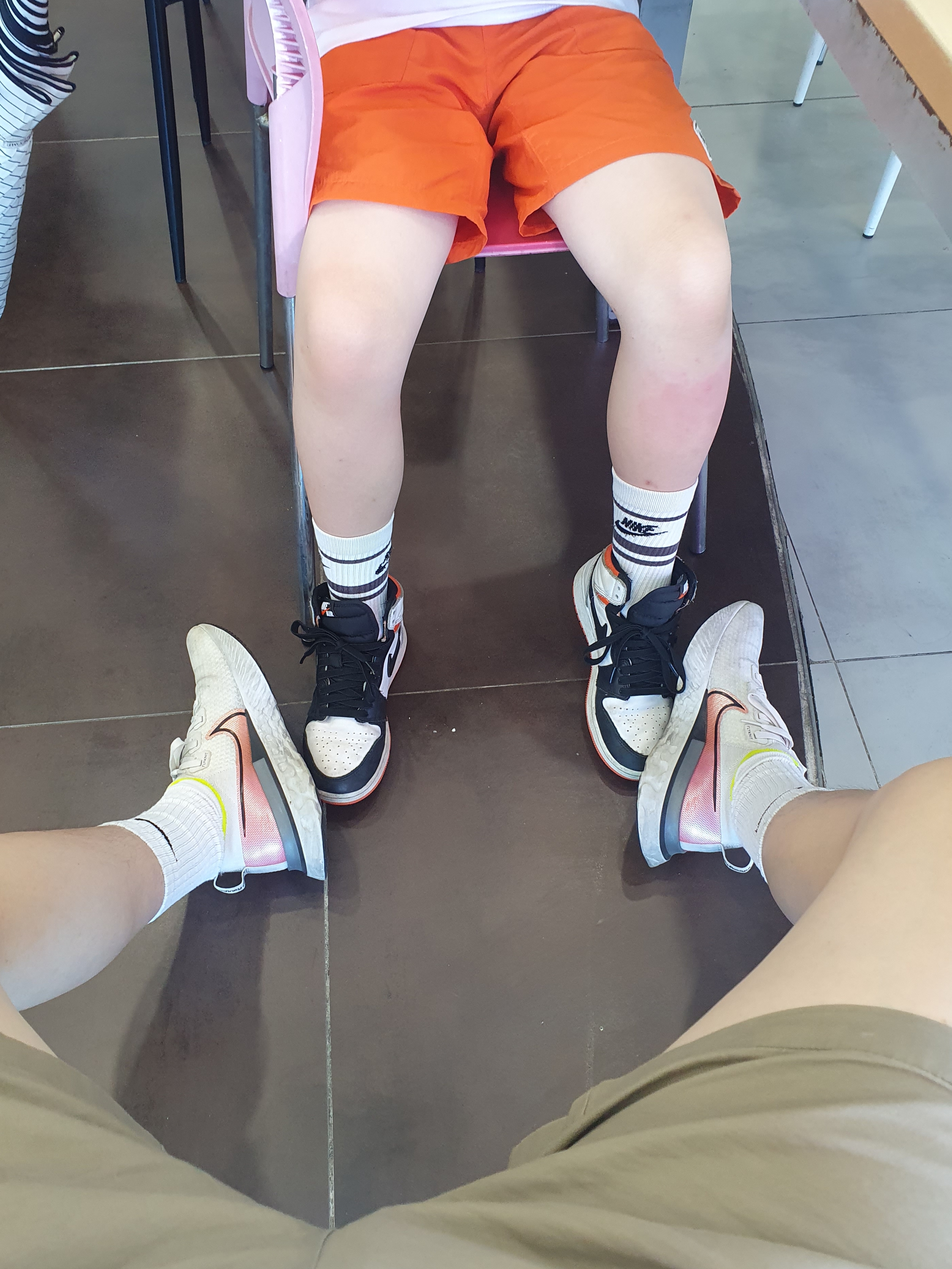 Jordan 1 Retro High OG Electro Orange, Nike React Infinity Run Platinum Tint Pink Blast 착용 스타일