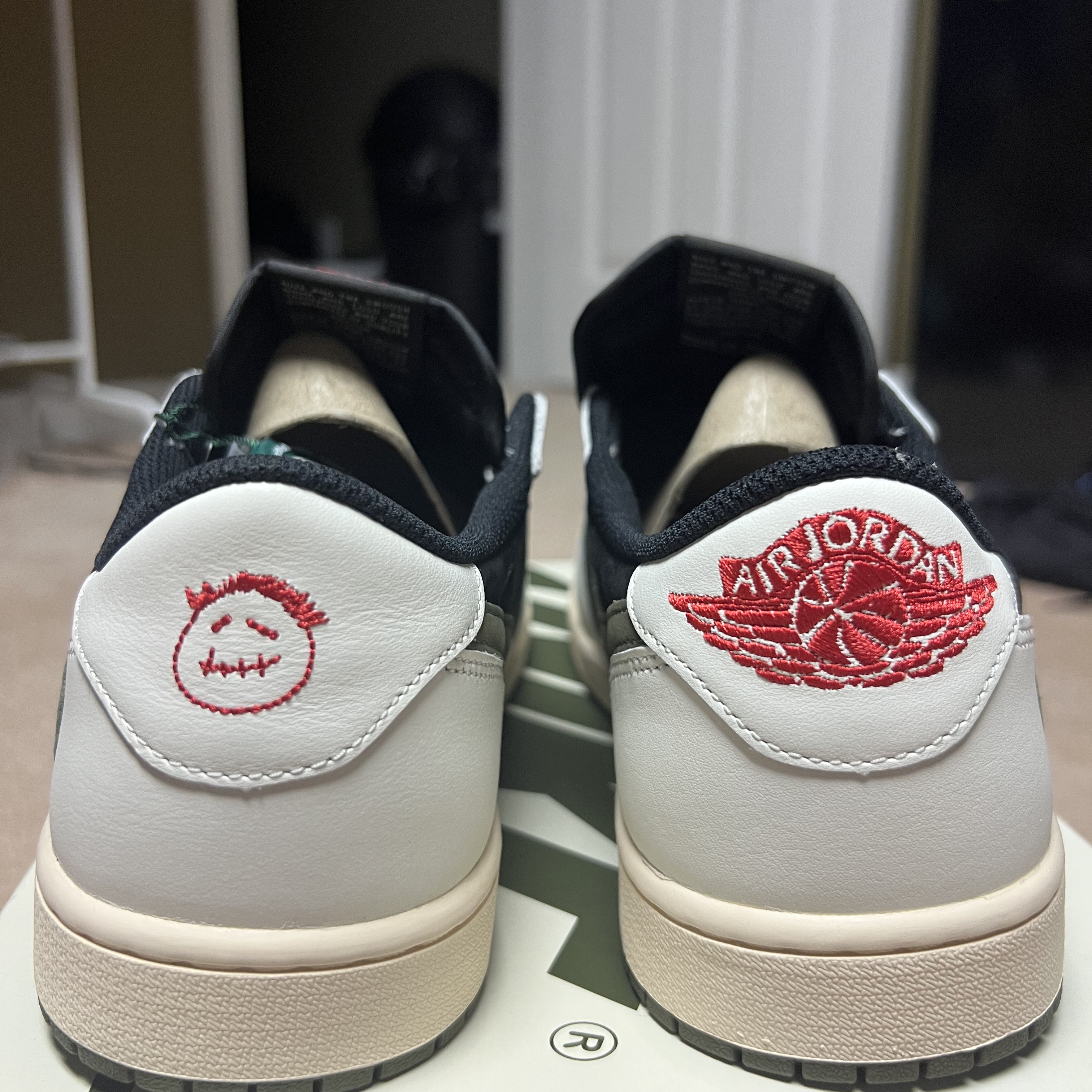 (W) Jordan 1 x Travis Scott Retro Low OG SP Medium Olive 착용 스타일 - 3