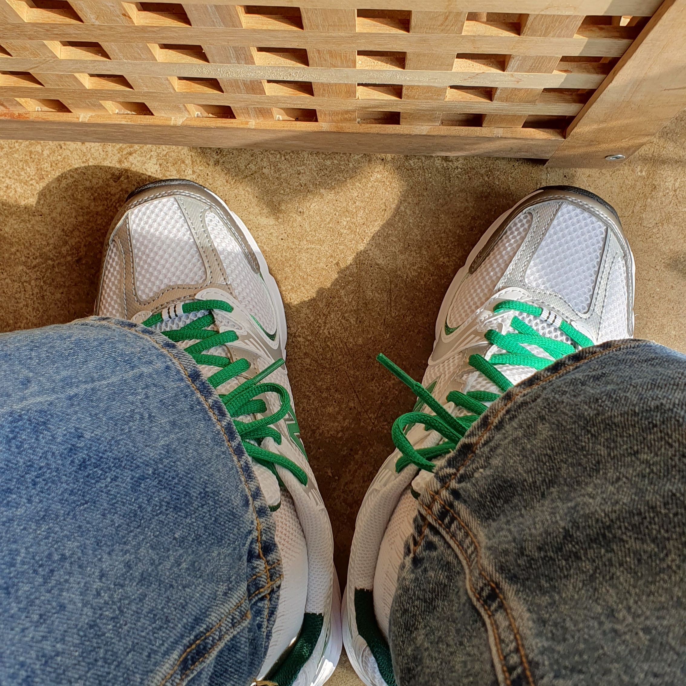New Balance 530 White Nightwatch Green 착용 스타일
