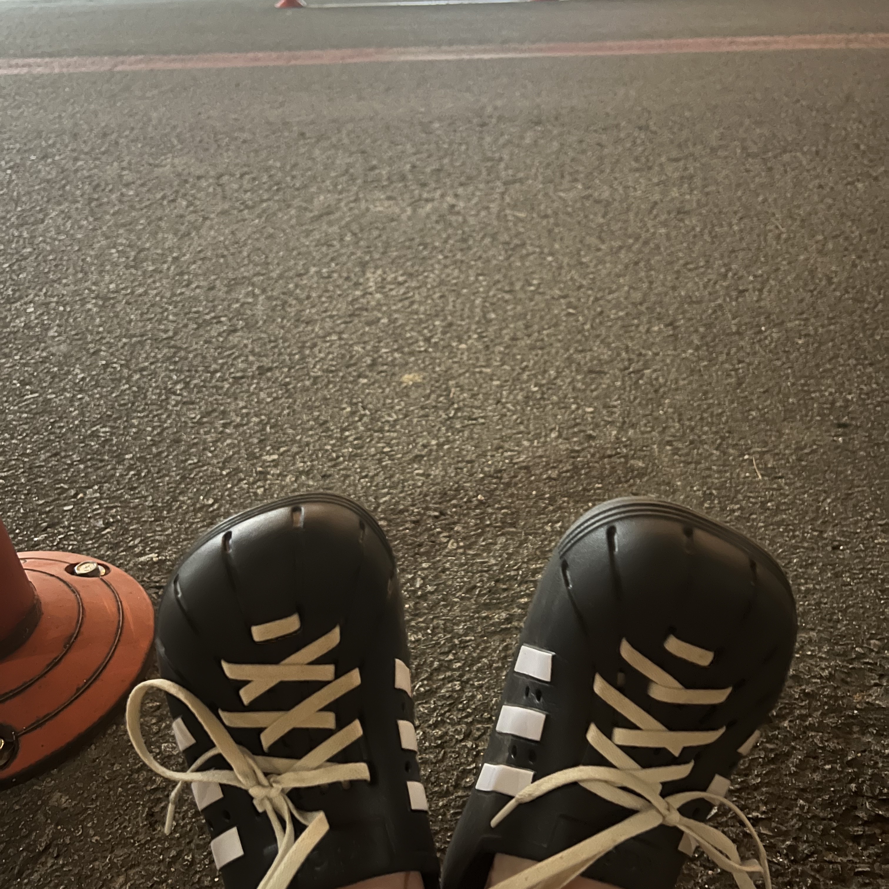 Adidas Adilette Clog Black White 착용 스타일