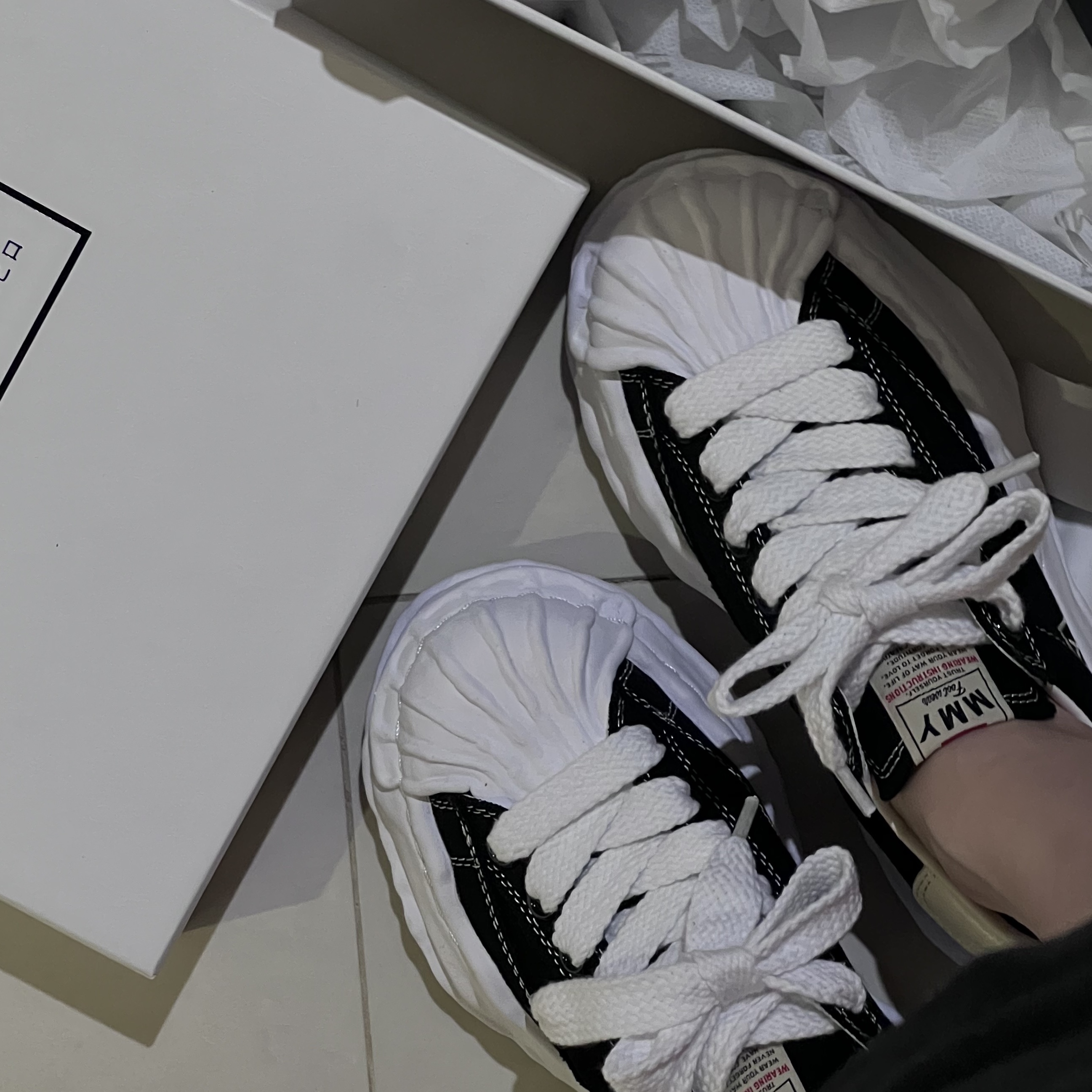 Maison Mihara Yasuhiro Blakey OG Sole Canvas Low-top Sneakers Black White 착용 스타일 - 1