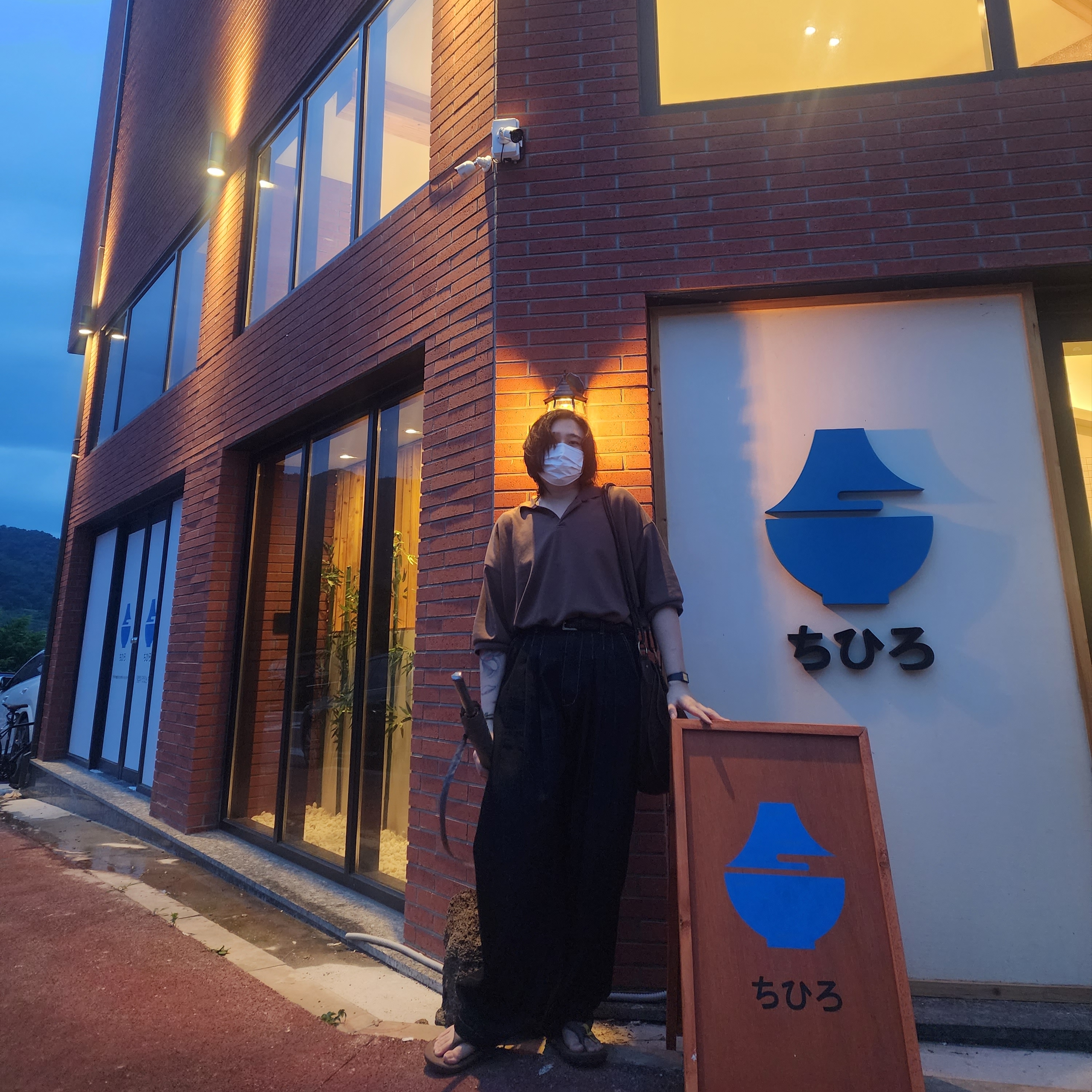 Taw&Toe Flip Flop Zerovity Bio Espresso 착용 스타일 - 4