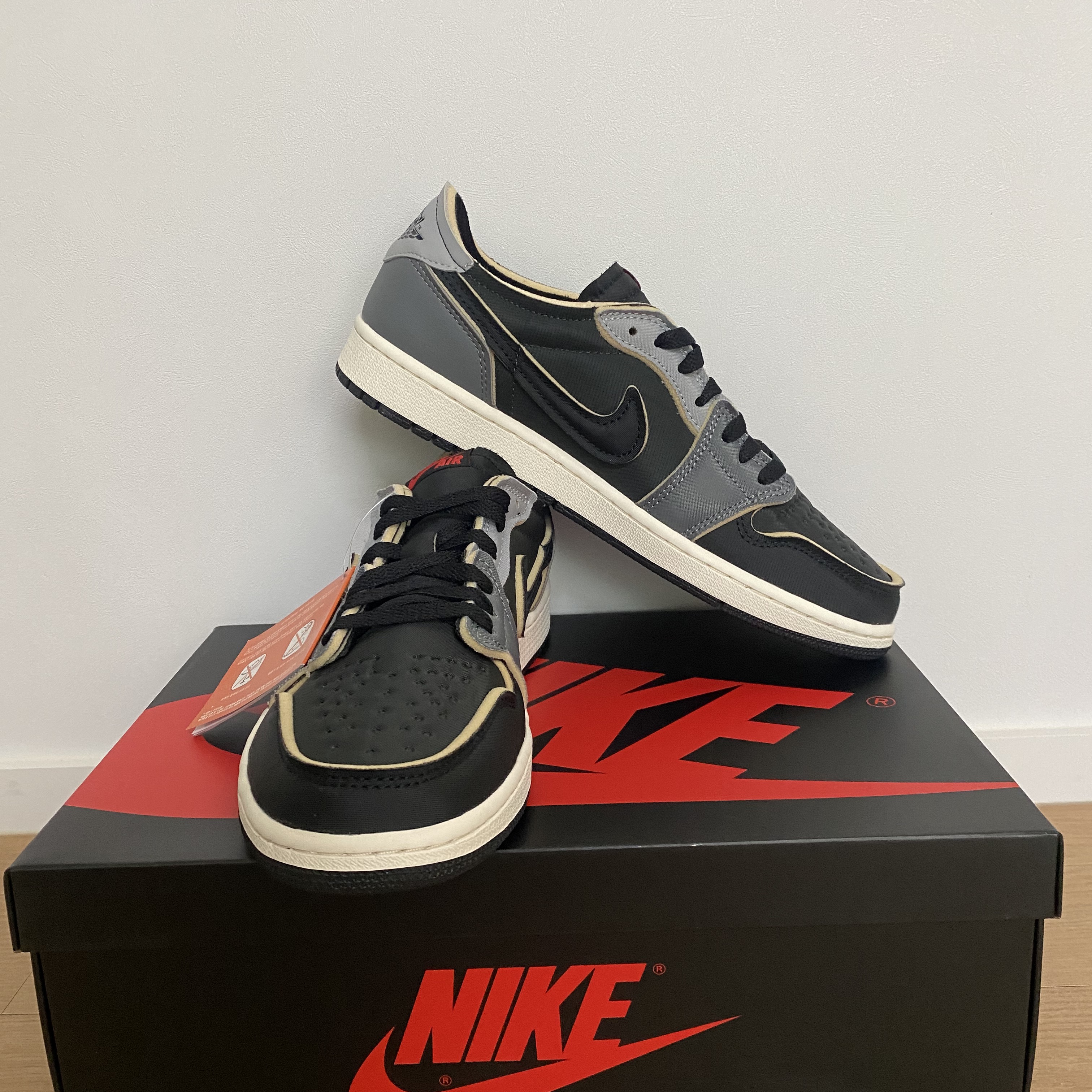 Jordan 1 Retro Low OG EX Black and Smoke Grey 착용 스타일 - 2
