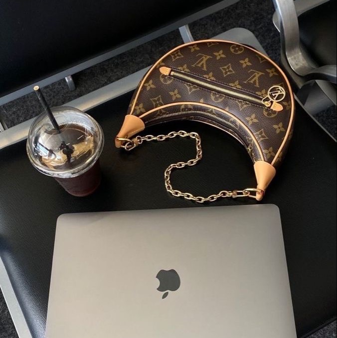 Louis Vuitton Loop Monogram, Apple 2022 MacBook Pro 13 M2 256GB SSD / 8GB RAM Space Gray (Korean Ver.) 착용 스타일 - 1