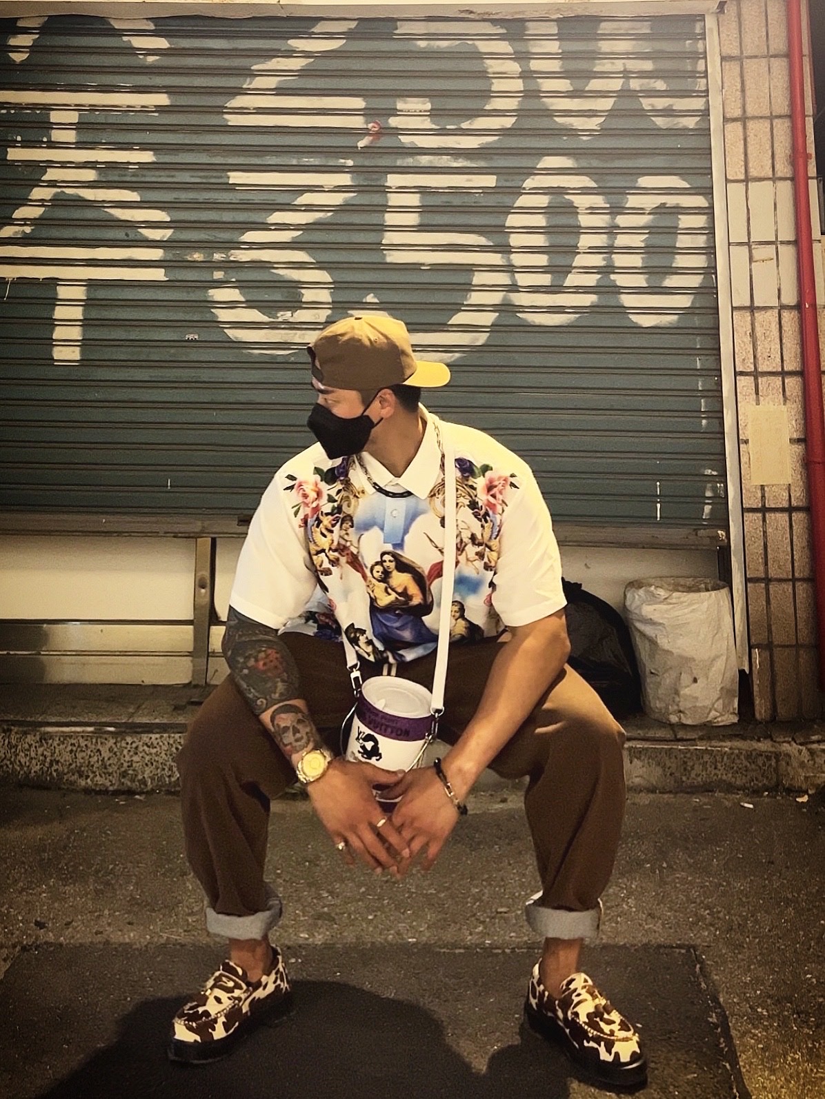 Supreme Heavenly Silk Polo White - 22FW, Supreme Flocked Regular Jean Gold - 23SS 착용 스타일 - 3