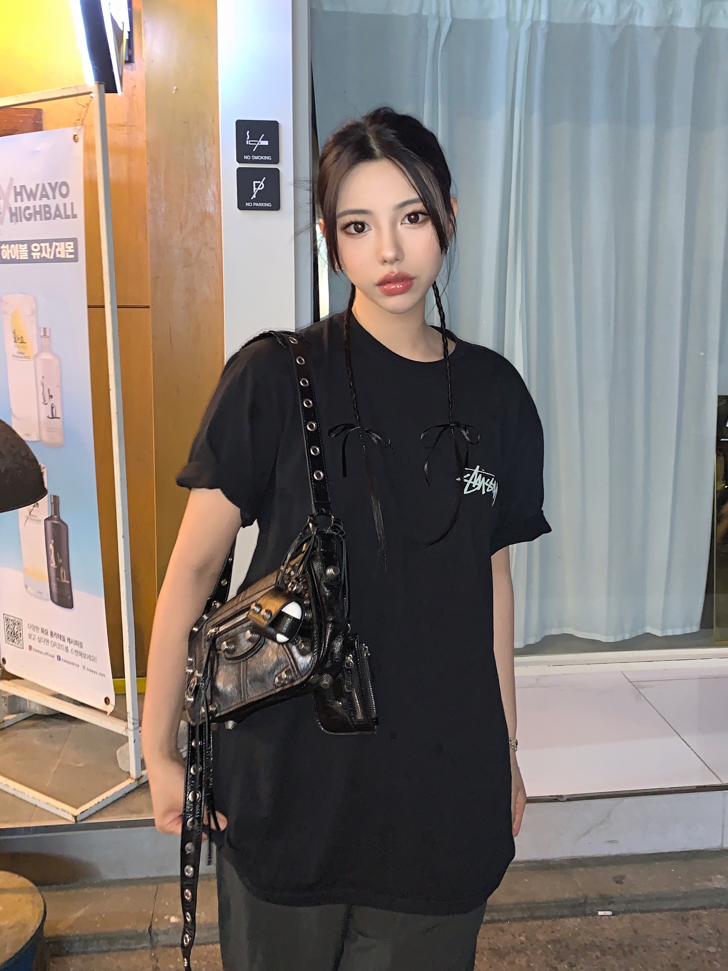 Stussy Landin T-Shirt Black, Balenciaga Arena Lambskin Aged Silver Hardware Le Cagole XS Flap Bag Black 착용 스타일