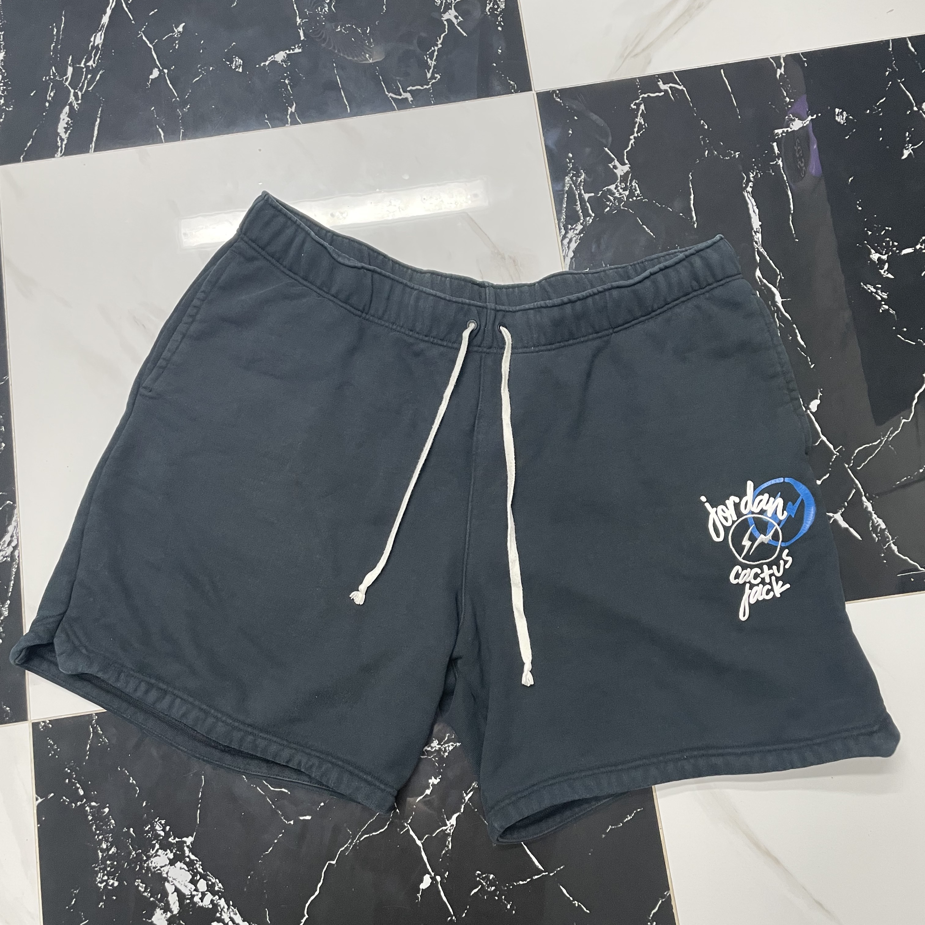 Jordan x Travis Scott x Fragment Shorts Black (DJ0617-010) 착용 스타일 - 1
