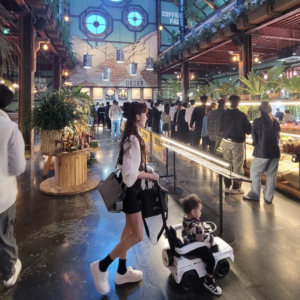 (W) Celine Jane Low Lace Up Sneakers in Canvas and Calfskin Optic White 착용 스타일