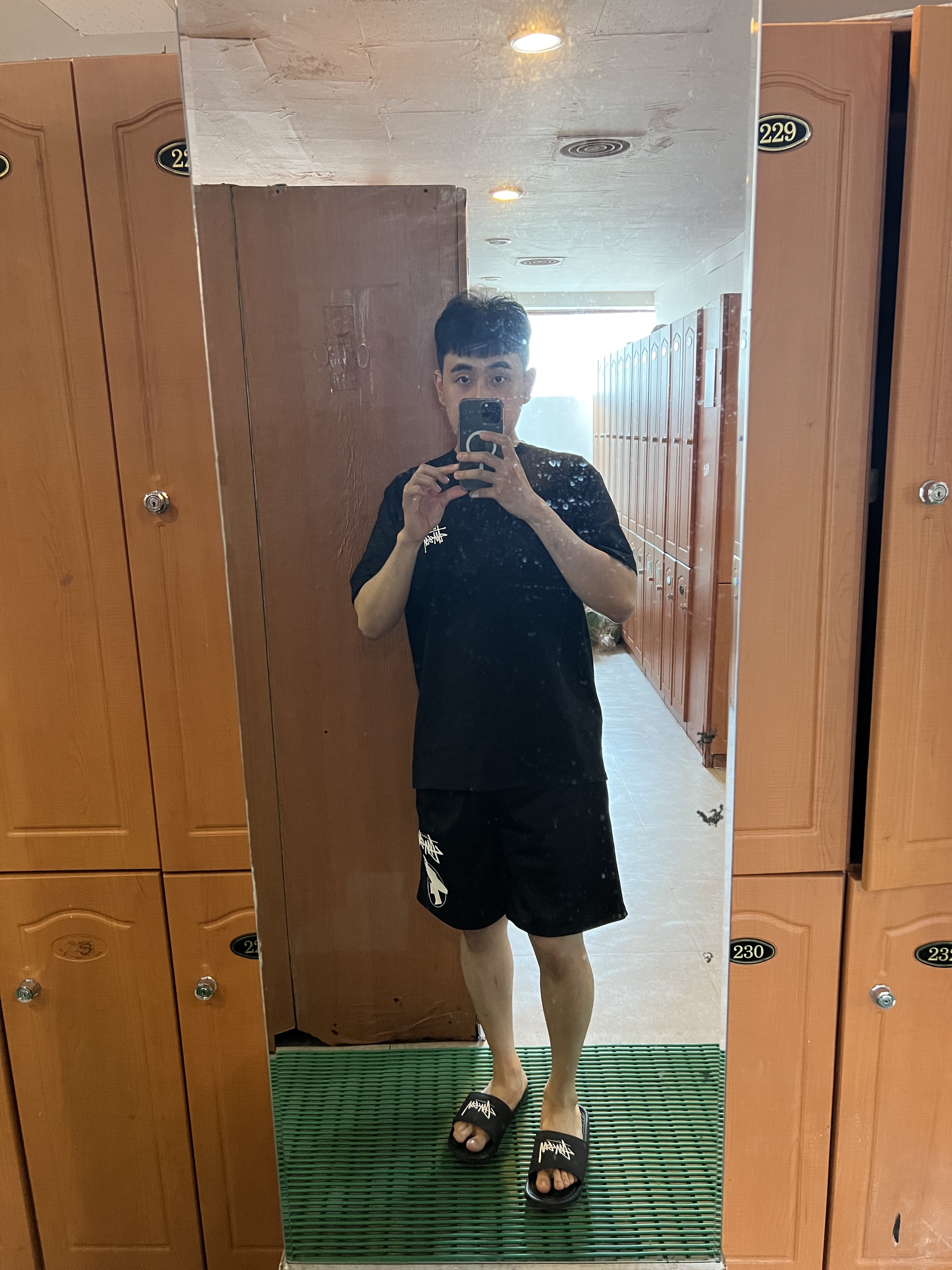 Nike x Stussy Benassi Slide Off Noir, Stussy Surfman Mesh Shorts Black 착용 스타일