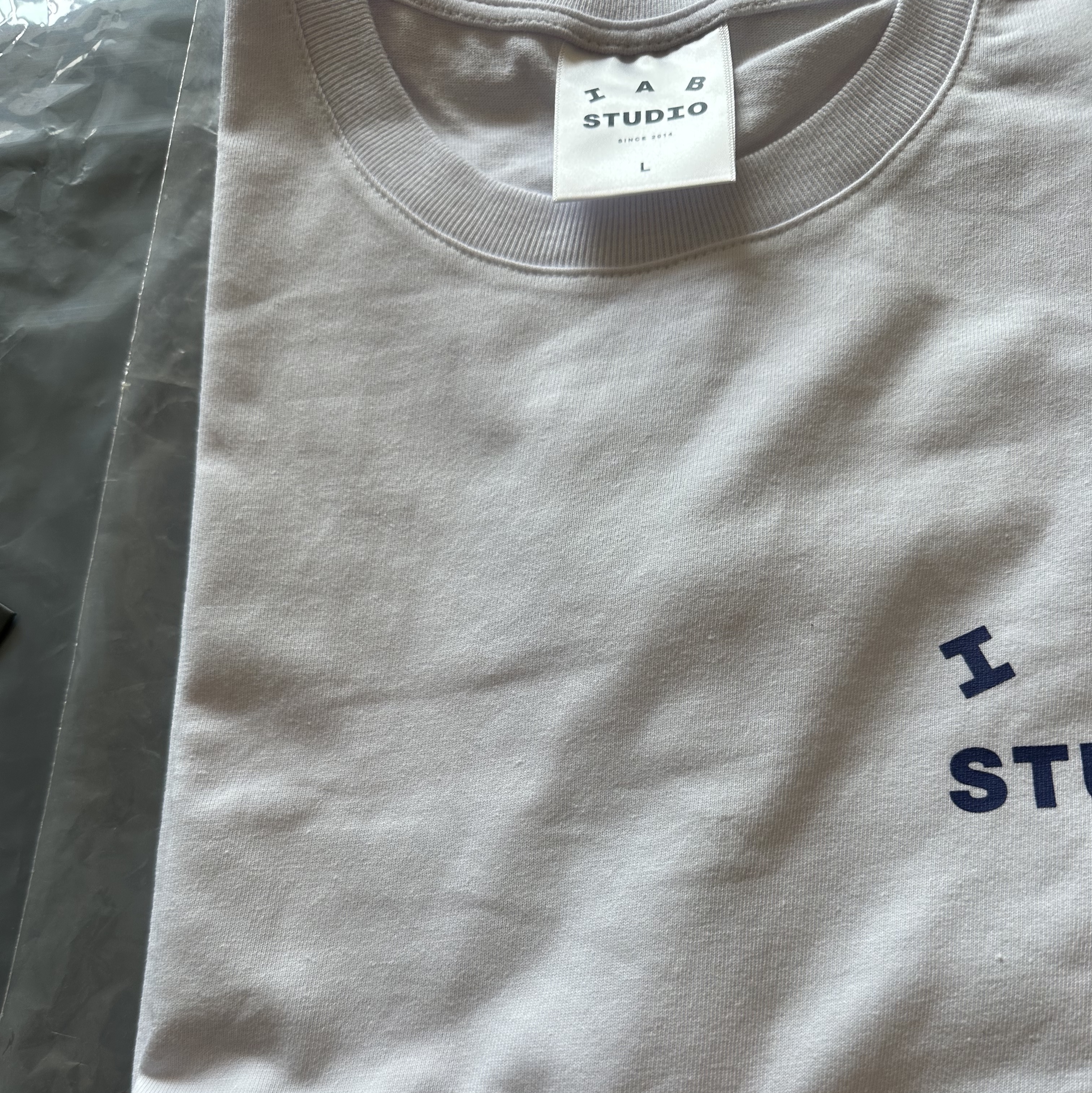 IAB Studio T-Shirt White Navy - 22FW 착용 스타일