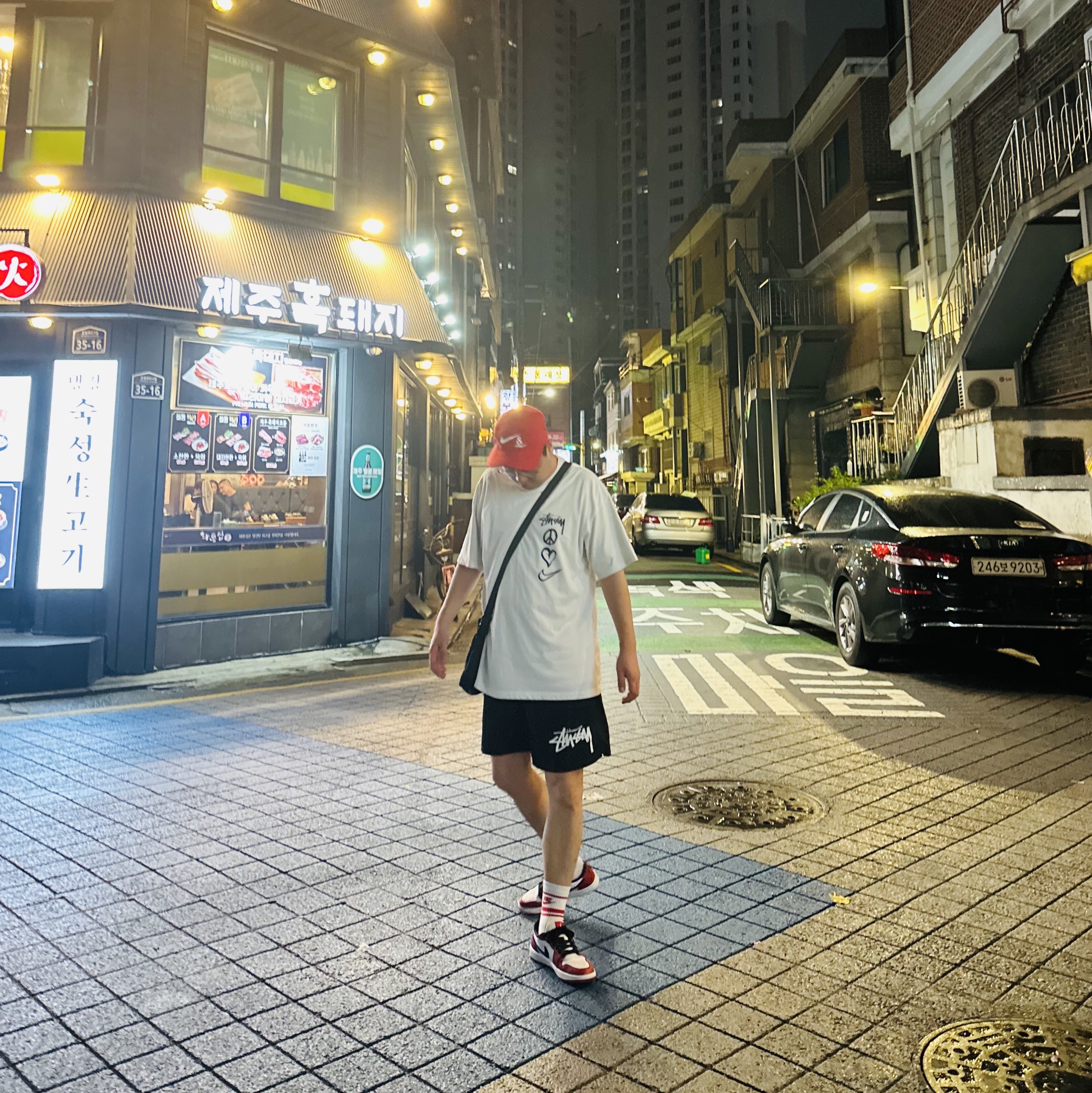 Nike x Undercover NRG AW84 TC Adjustable Cap Red, Nike x Stussy NRG RA T-Shirt Summit White (DM4943-121) 착용 스타일 - 2