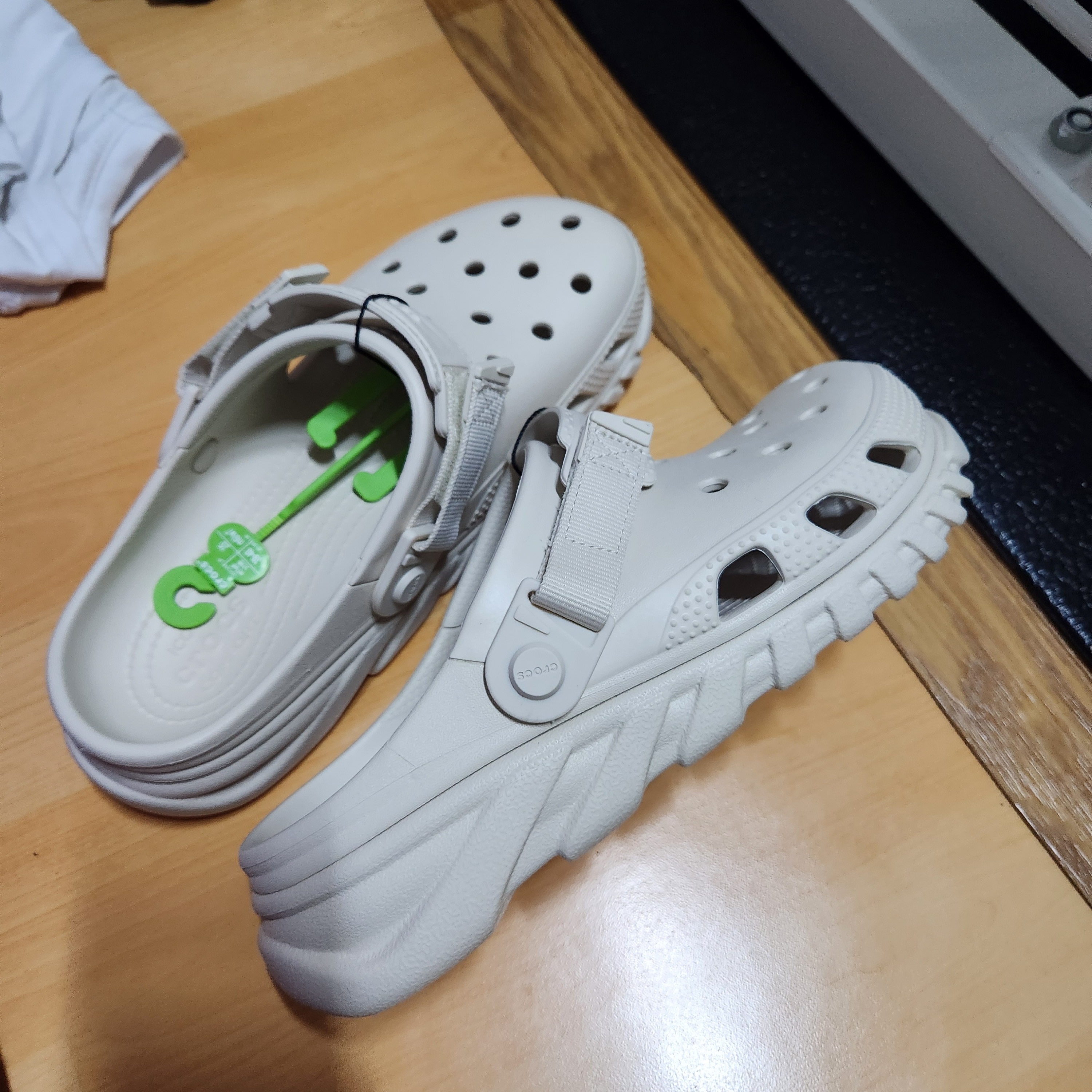 Crocs Duet Max II Clog Stucco 착용 스타일 - 1