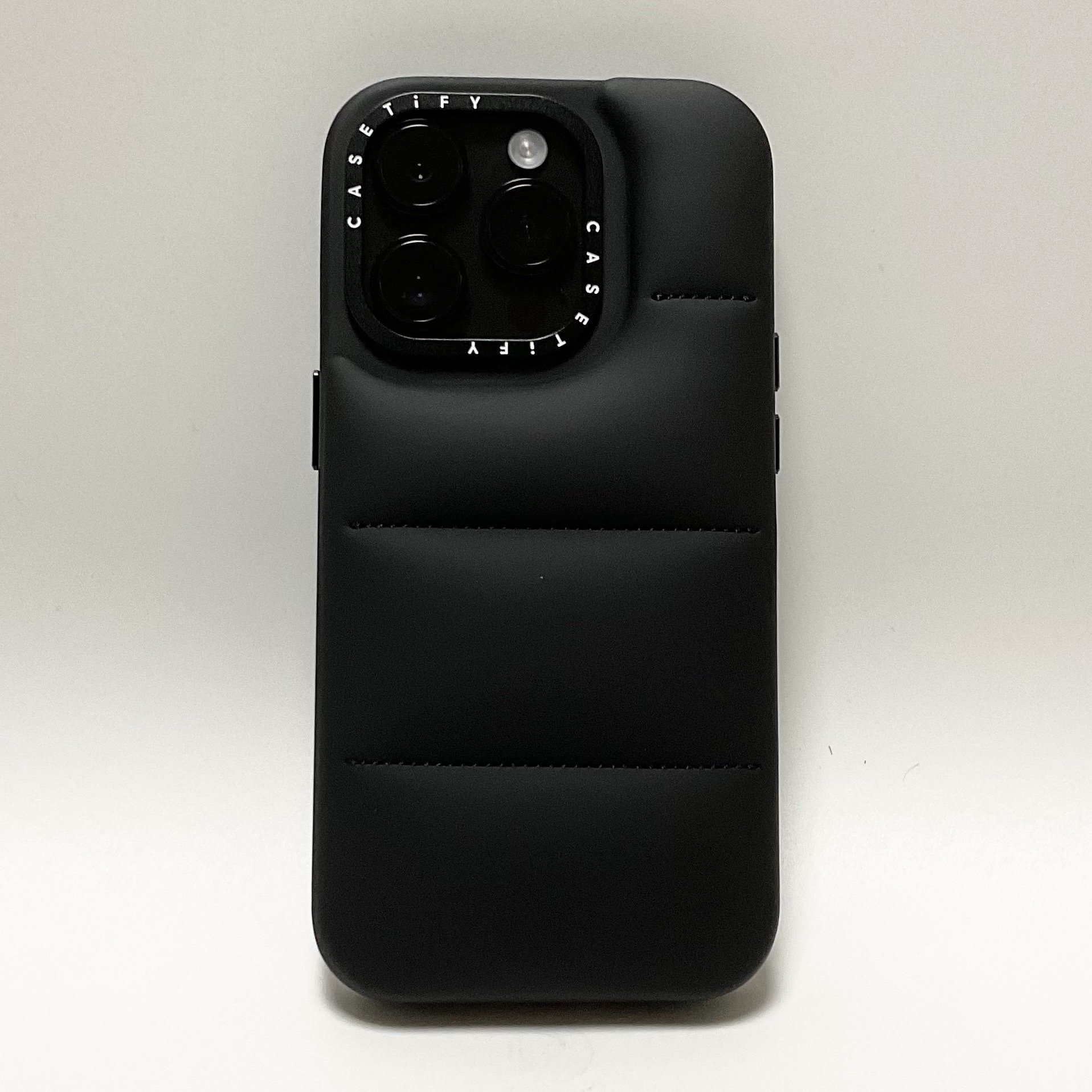 Casetify iPhone The Baffle Case Black 착용 스타일