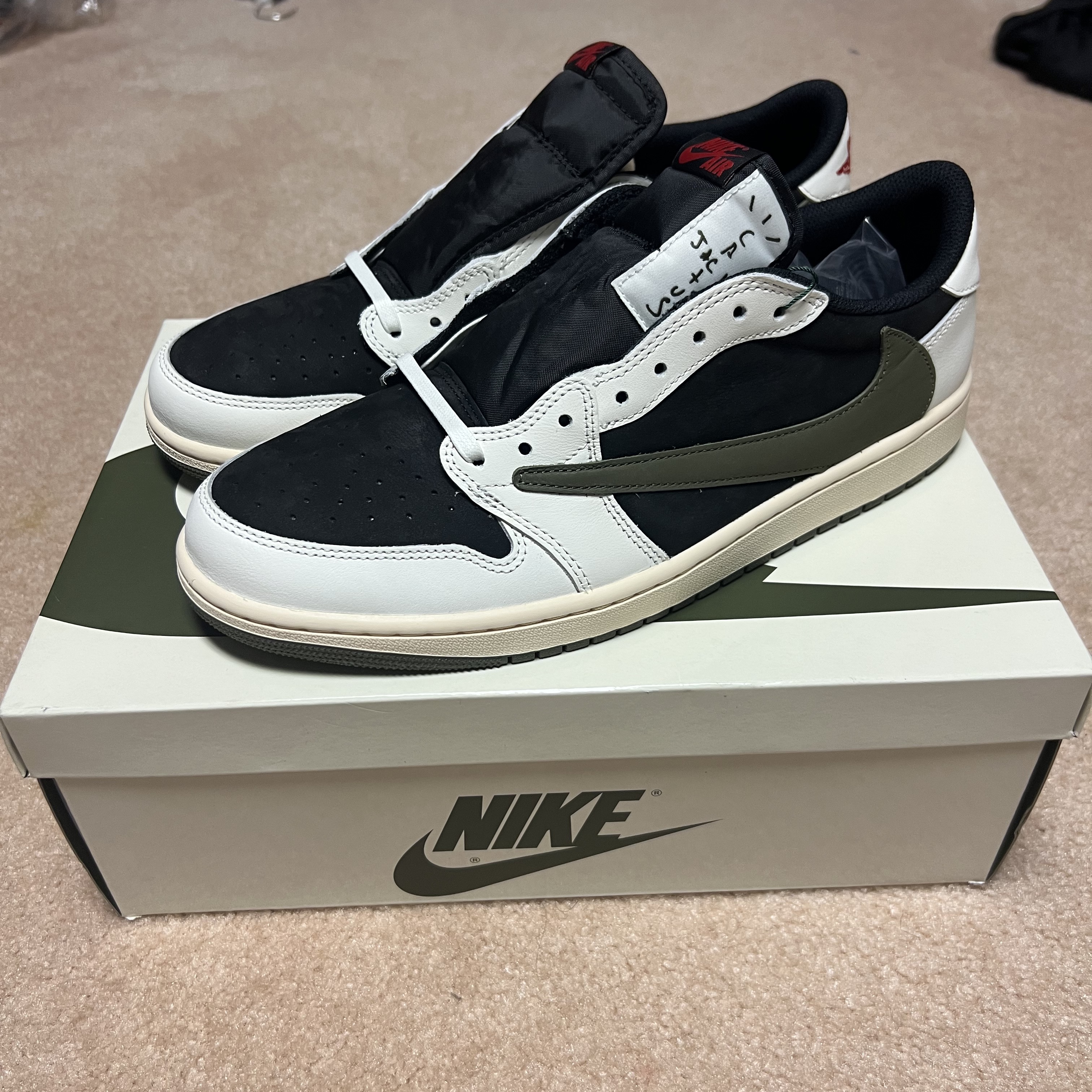 (W) Jordan 1 x Travis Scott Retro Low OG SP Medium Olive 착용 스타일 - 2
