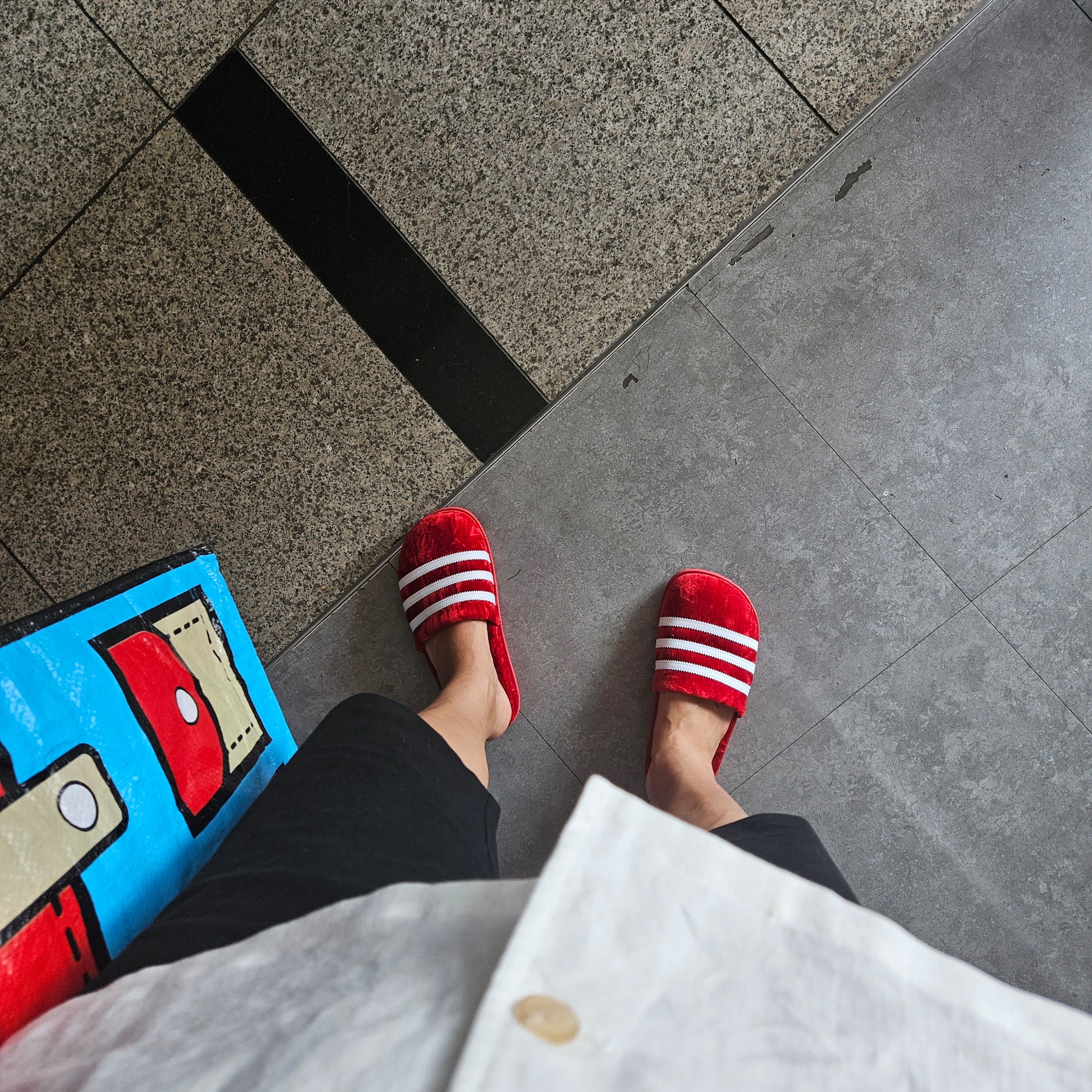 Adidas Adimule Slide Red 착용 스타일