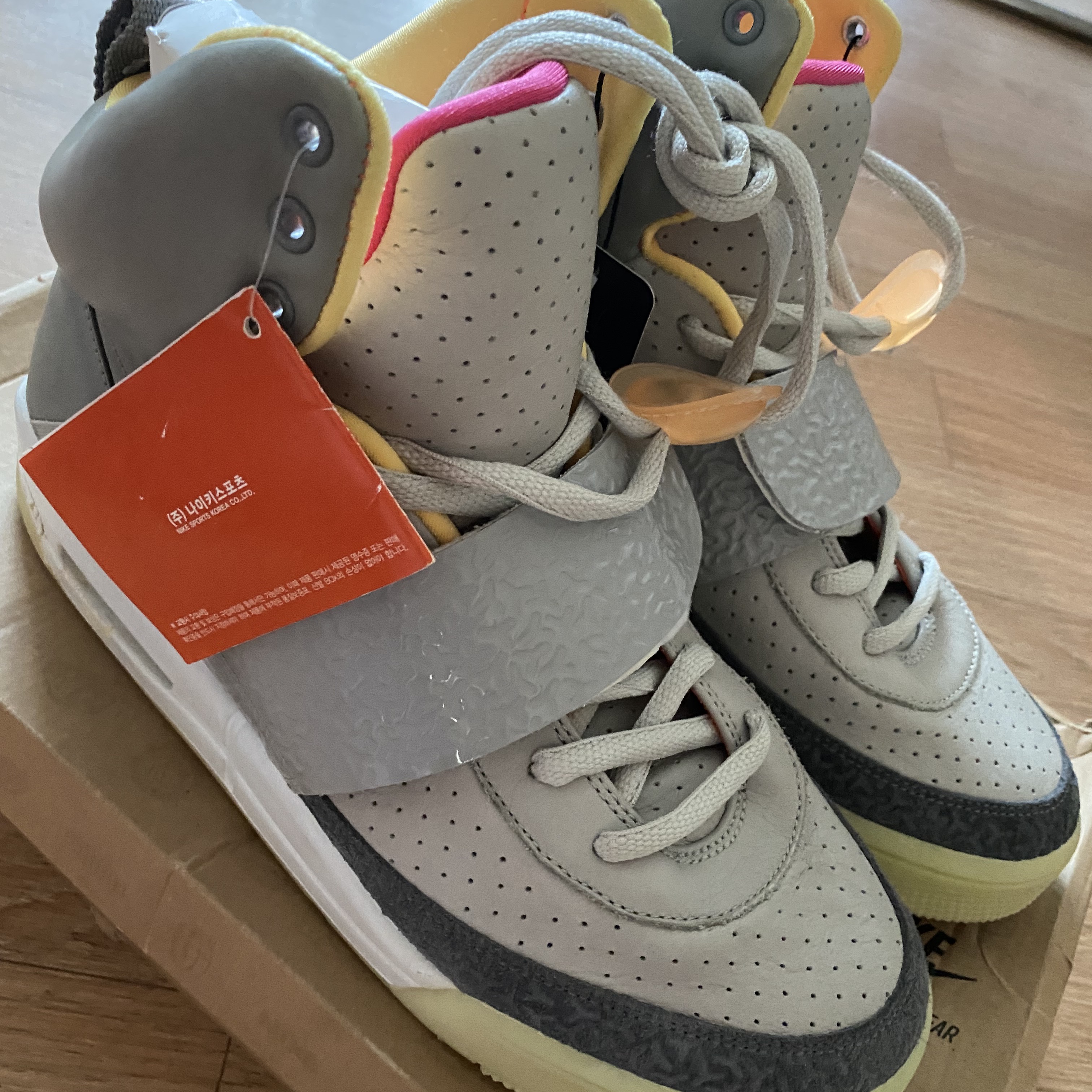 Nike Air Yeezy 1 Zen Grey 착용 스타일 - 3