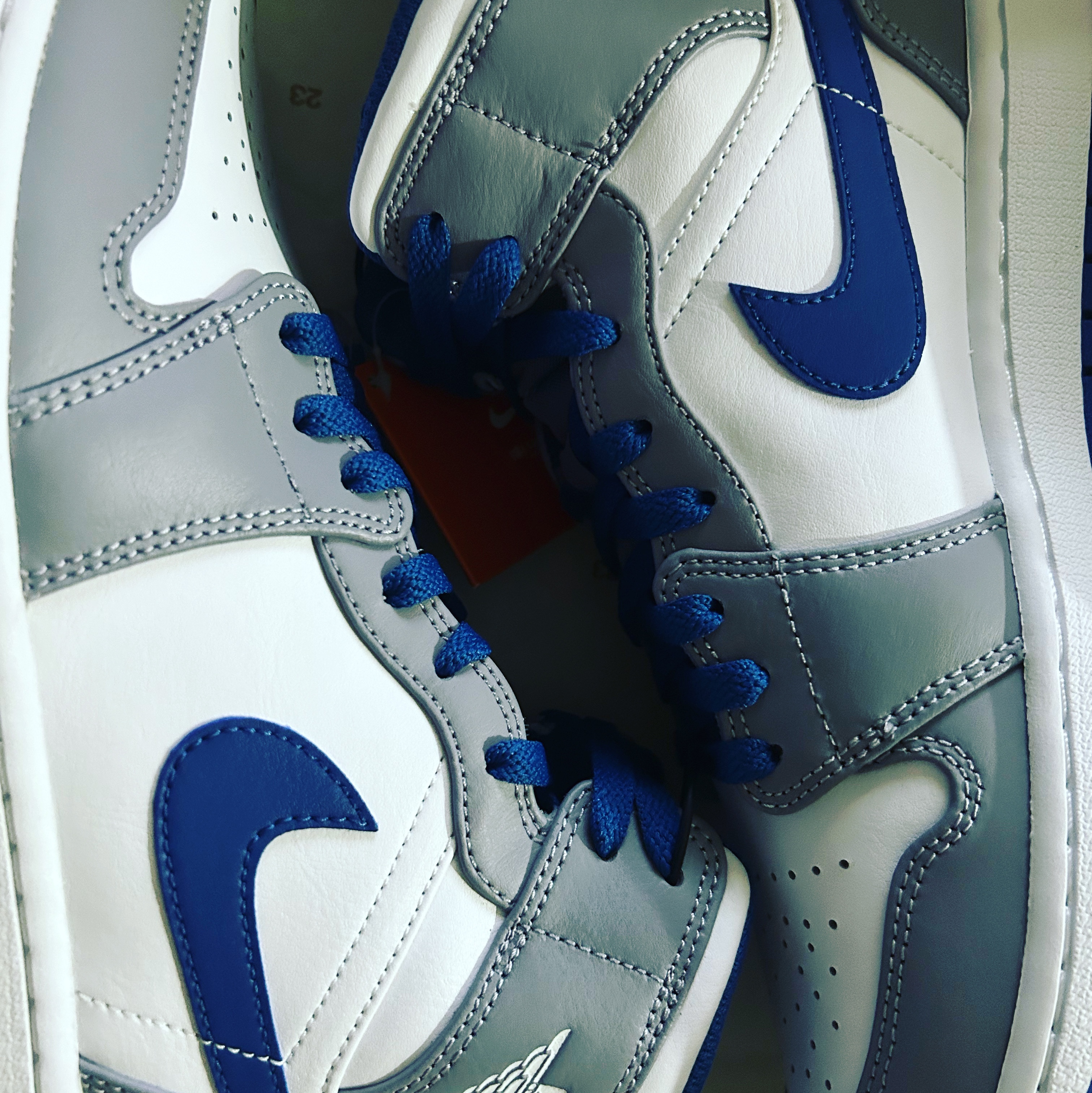 Jordan 1 Mid Cement Grey True Blue 착용 스타일