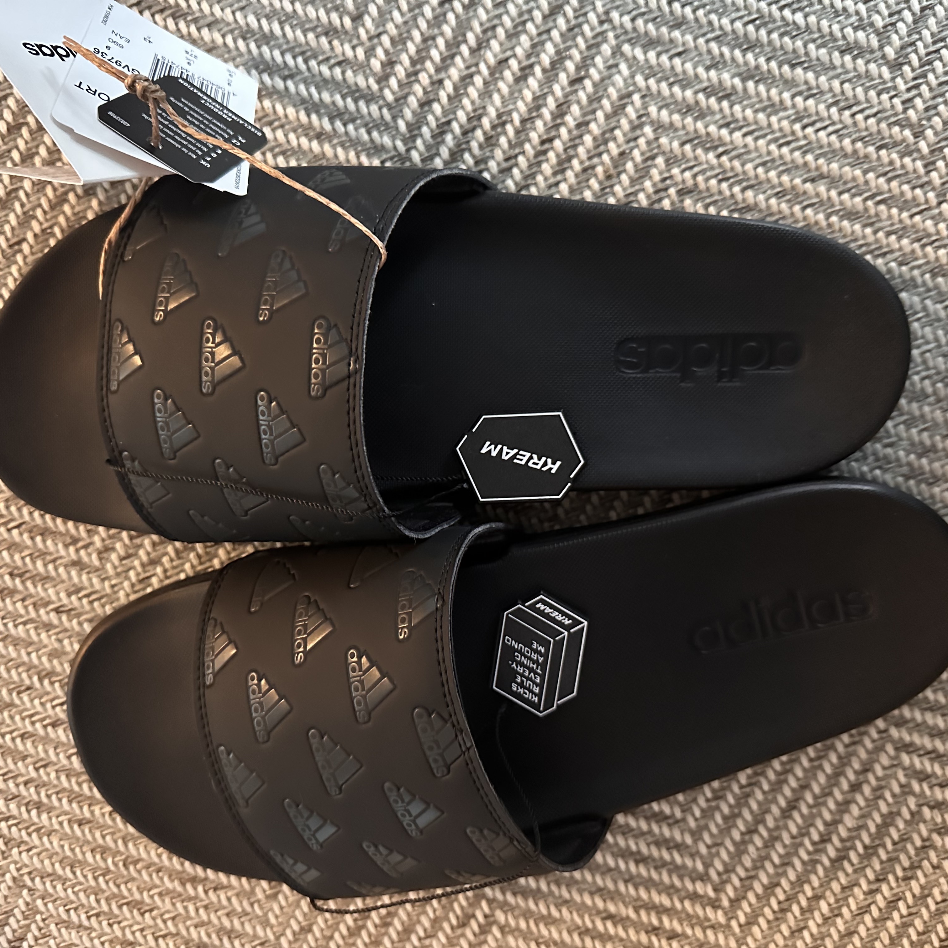 Adidas Adilette Comfort Slide Core Black Carbon 착용 스타일