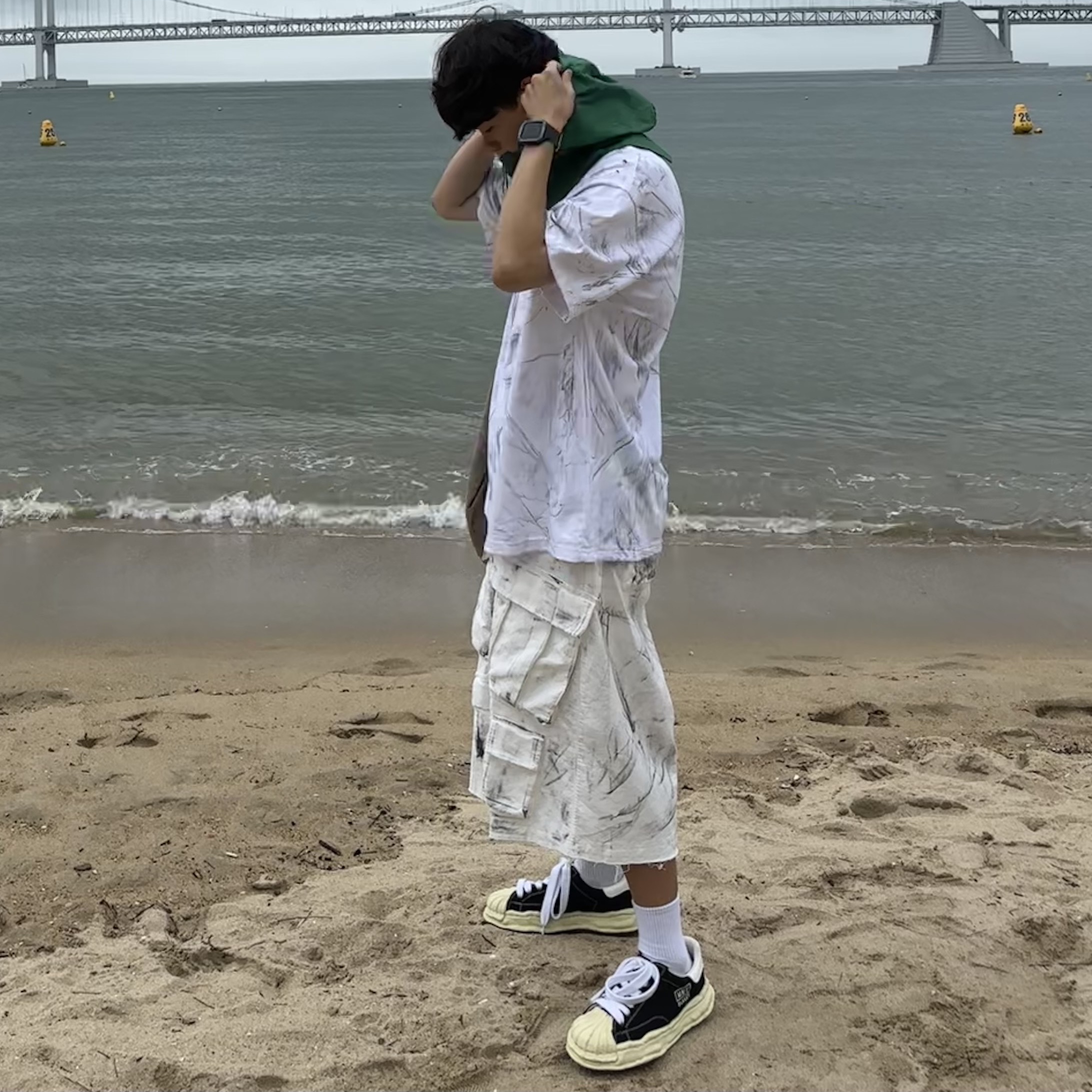 Nos Couleurs Distressed Cargo Shorts White, Nos Couleurs No Comment T-Shirt White 착용 스타일
