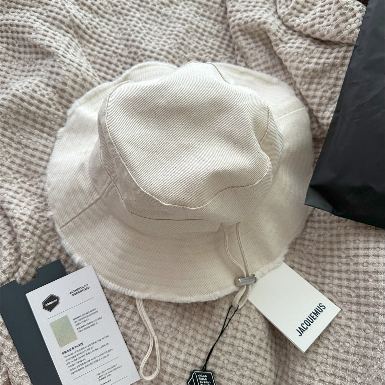 Jacquemus Le Bob Artichaut Bucket Hat Off White 착용 스타일 - 2