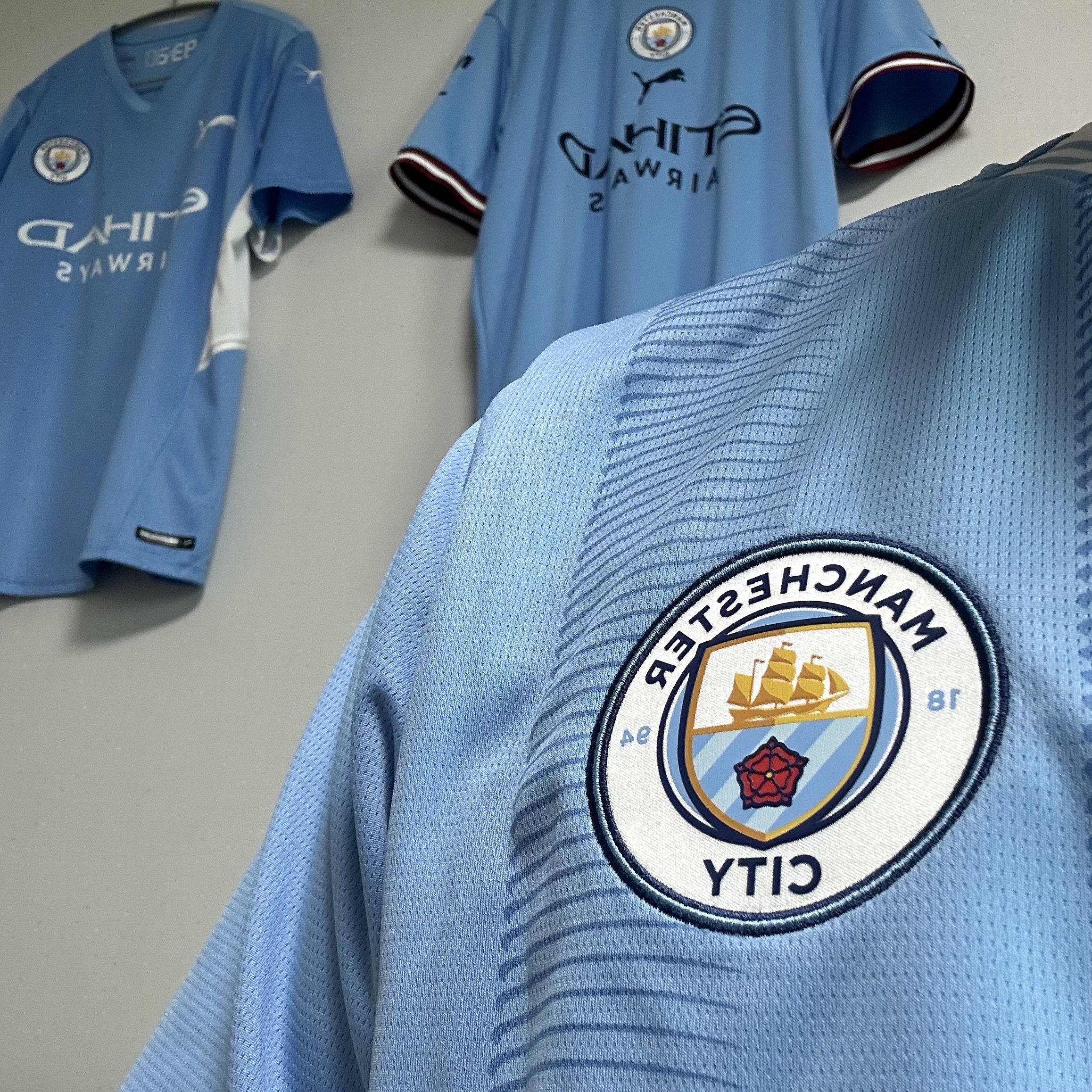 Puma Manchester City 2023/24 Home Jersey Team Light Blue (Non Marking Ver.), Puma Manchester City 2022/23 Home Jersey Team Light Blue (Non Marking Ver.) 착용 스타일 - 2