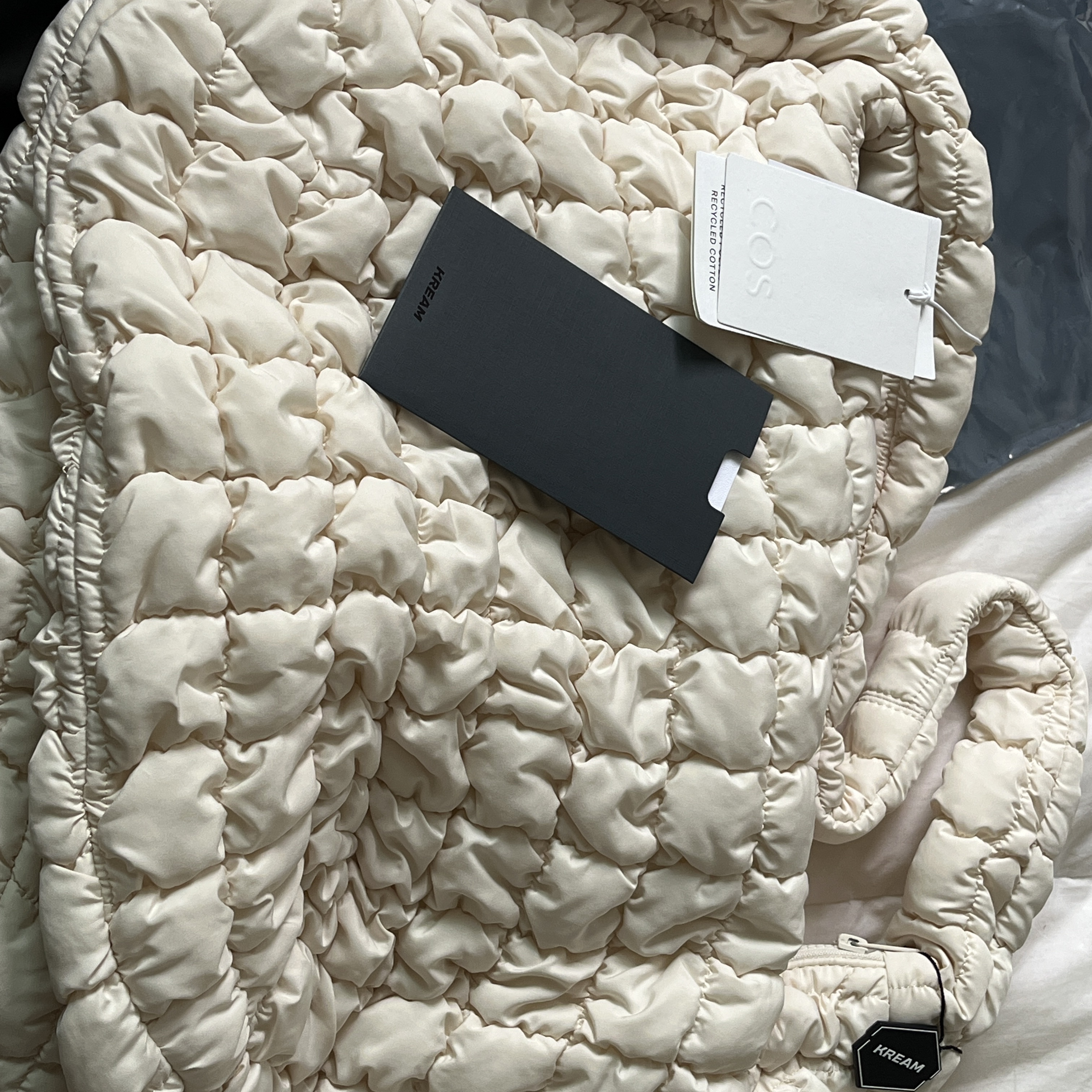 COS Quilted Oversized Shoulder Bag Off White Light Beige 착용 스타일