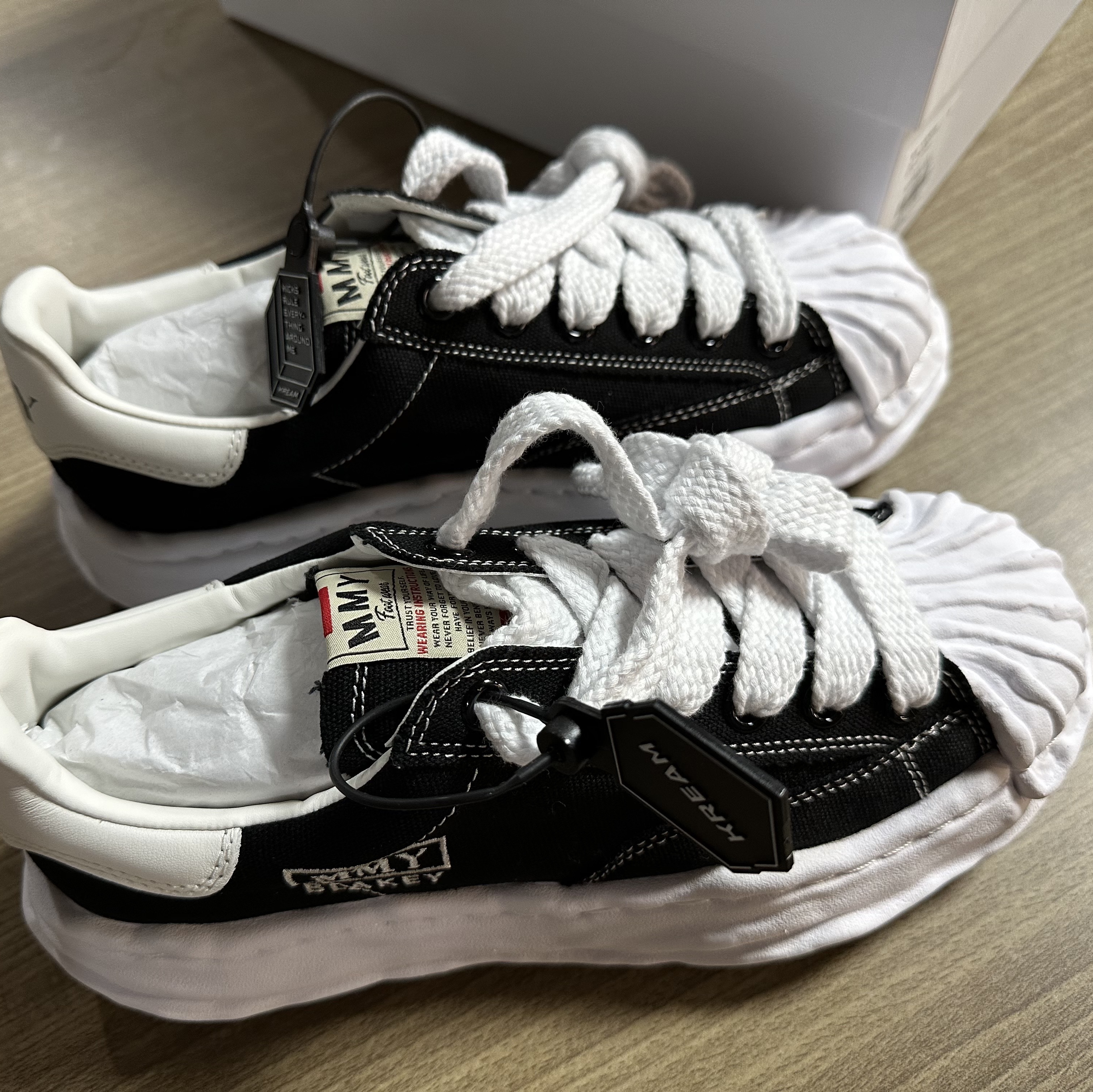 Maison Mihara Yasuhiro Blakey OG Sole Canvas Low-top Sneakers Black White 착용 스타일 - 2