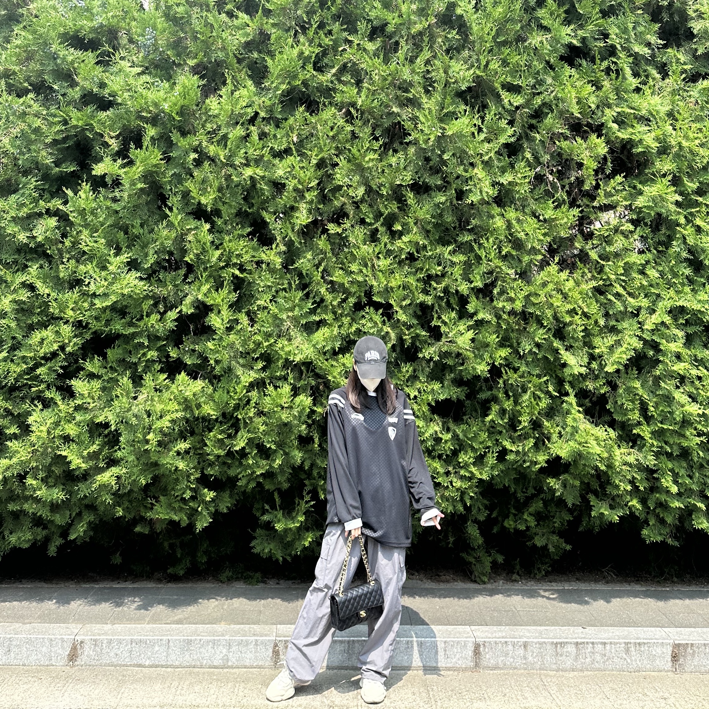 Adidas Yeezy 500 Blush 2022, Balenciaga Cities Paris Cap Black 착용 스타일 - 2