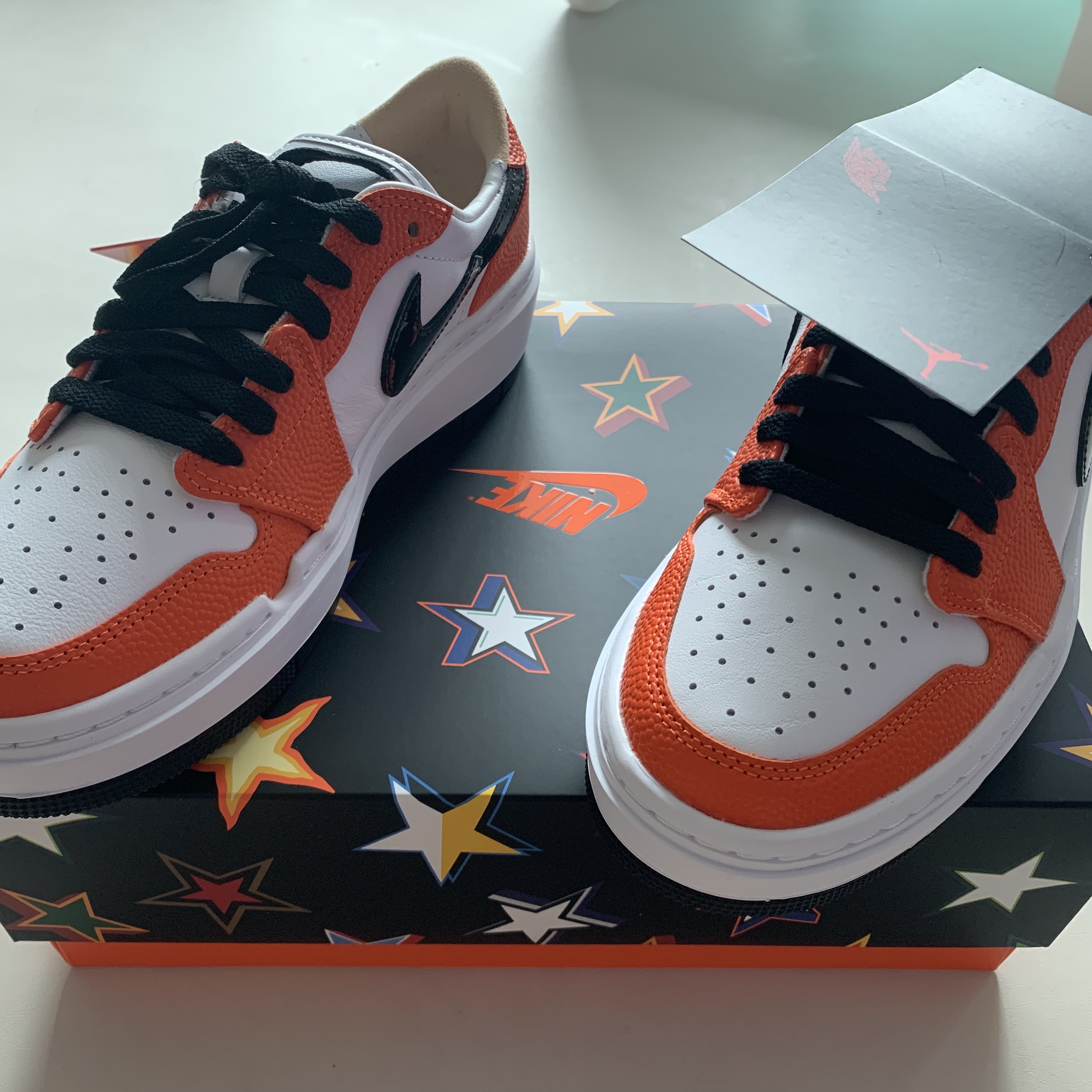 (W) Jordan 1 Elevate Low SE Brilliant Orange White 착용 스타일 - 2