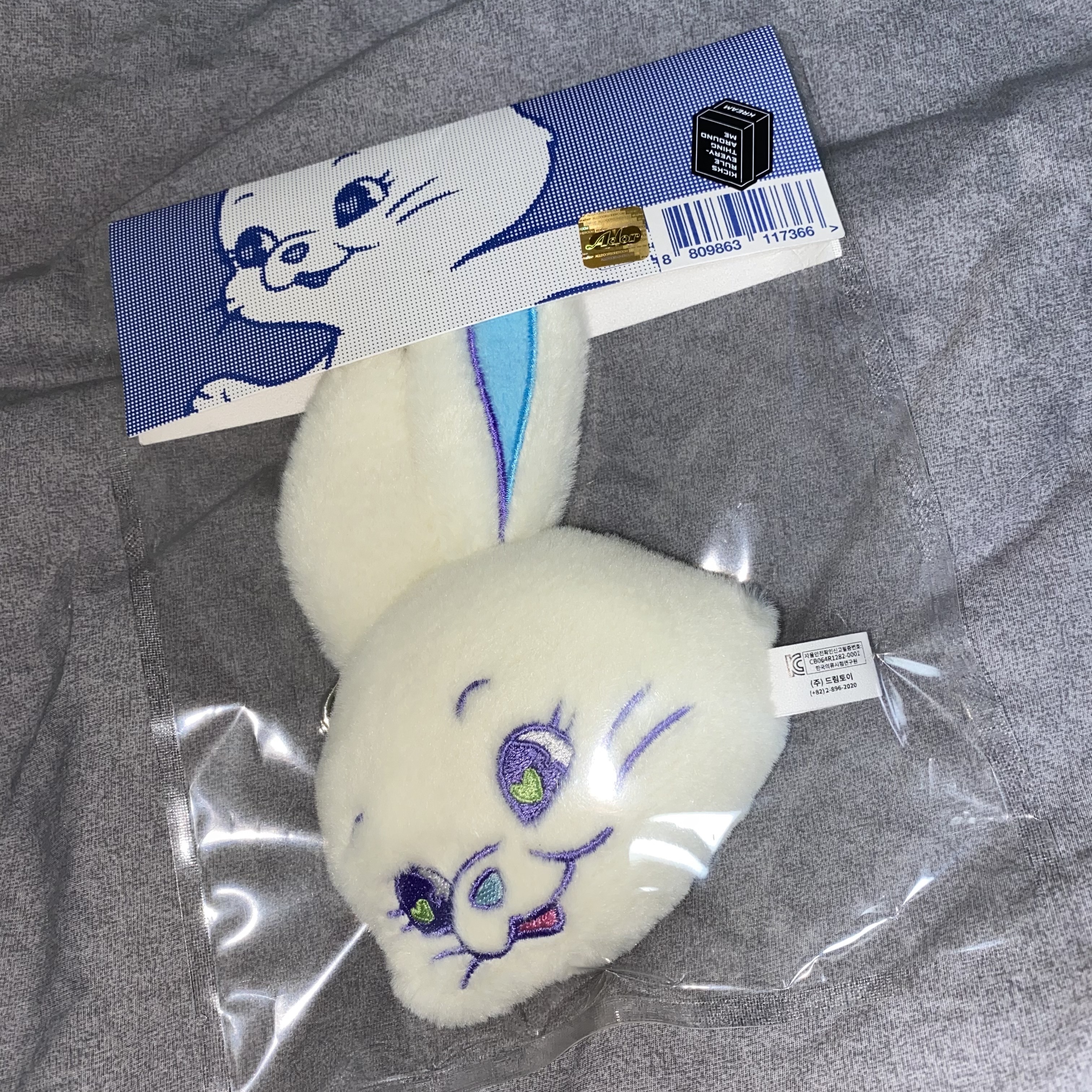 NewJeans Tokki Merchandise Fluffy Keyring White 착용 스타일