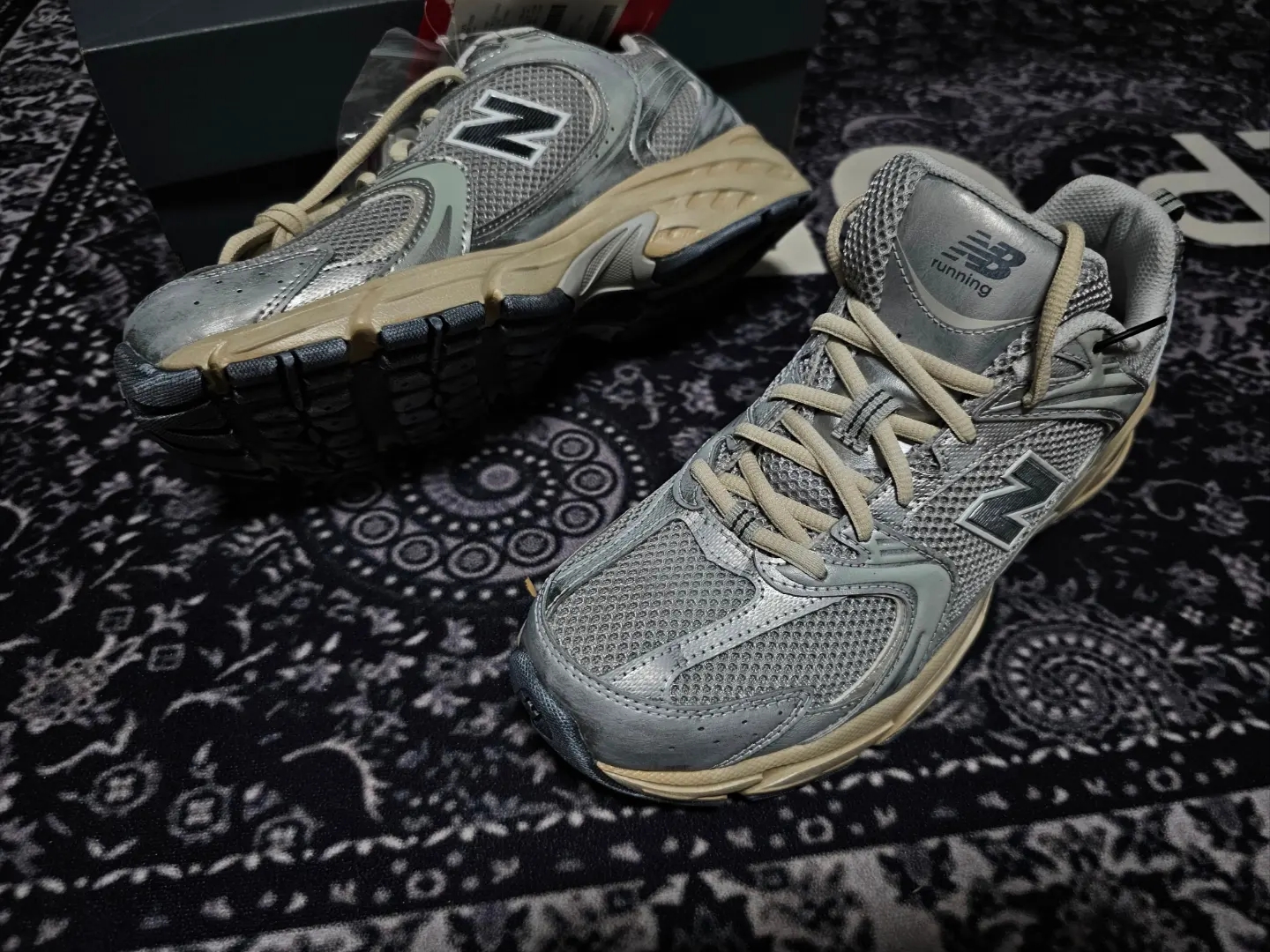 New Balance 530 Vintage Metallic Silver 착용 스타일 - 1
