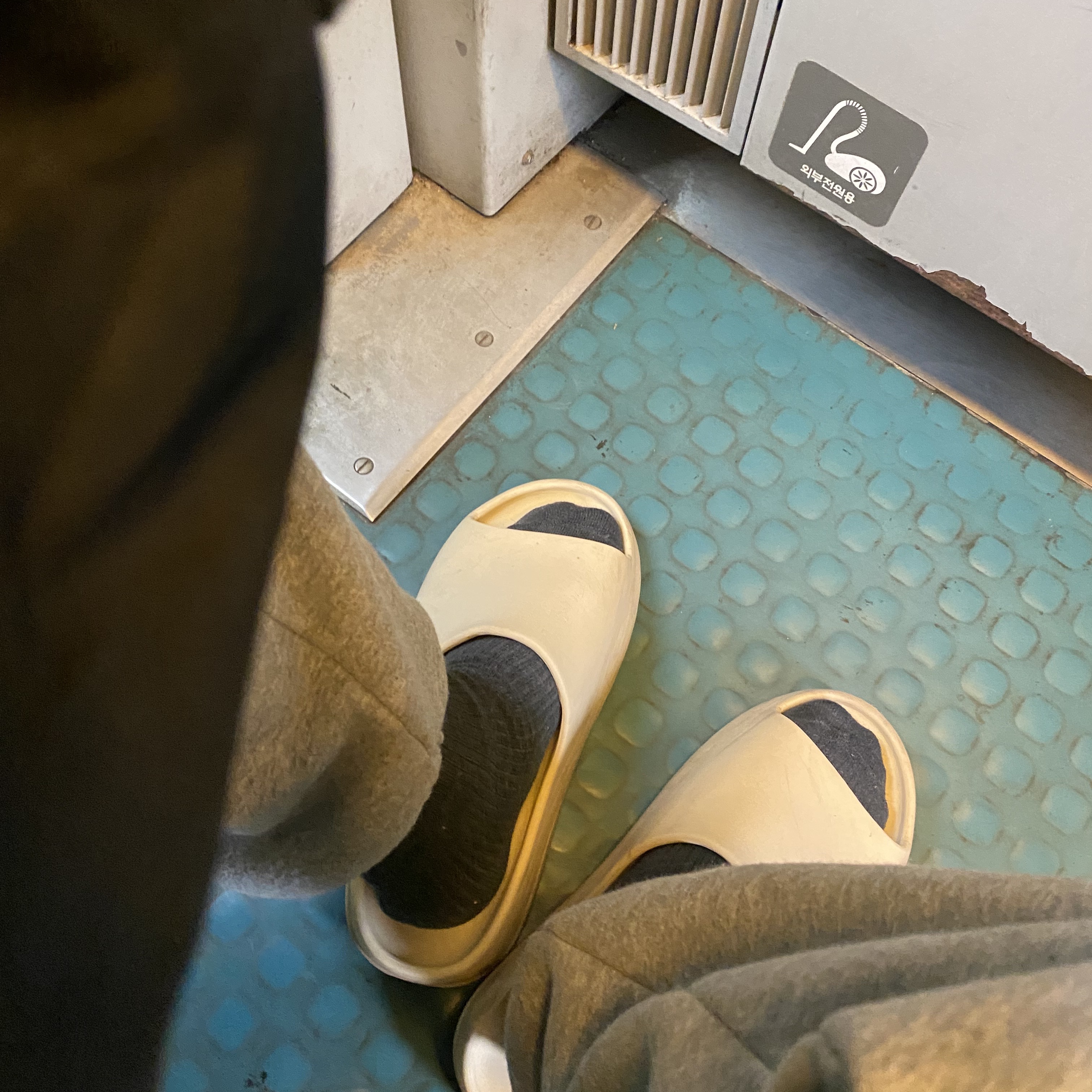Adidas Yeezy Slide Bone 2022/2023, Nike NRG Solo Swoosh Fleece Pants Dark Grey Heather - US/EU 착용 스타일