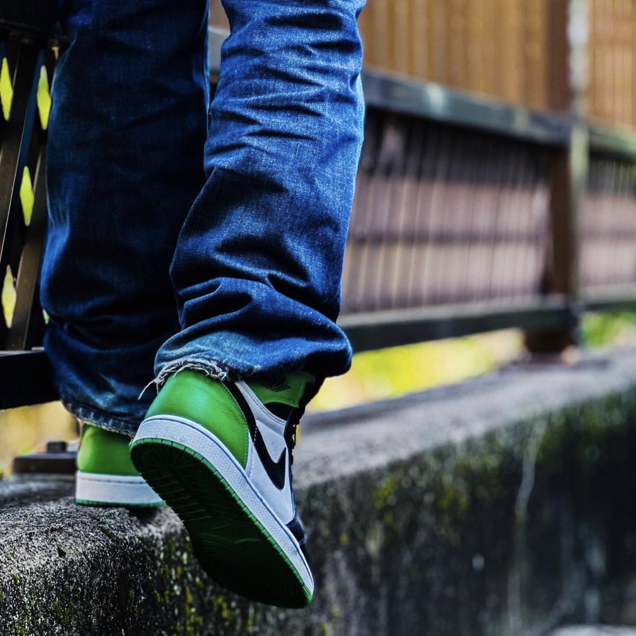 Jordan 1 Retro High OG Black and Lucky Green 착용 스타일 - 1