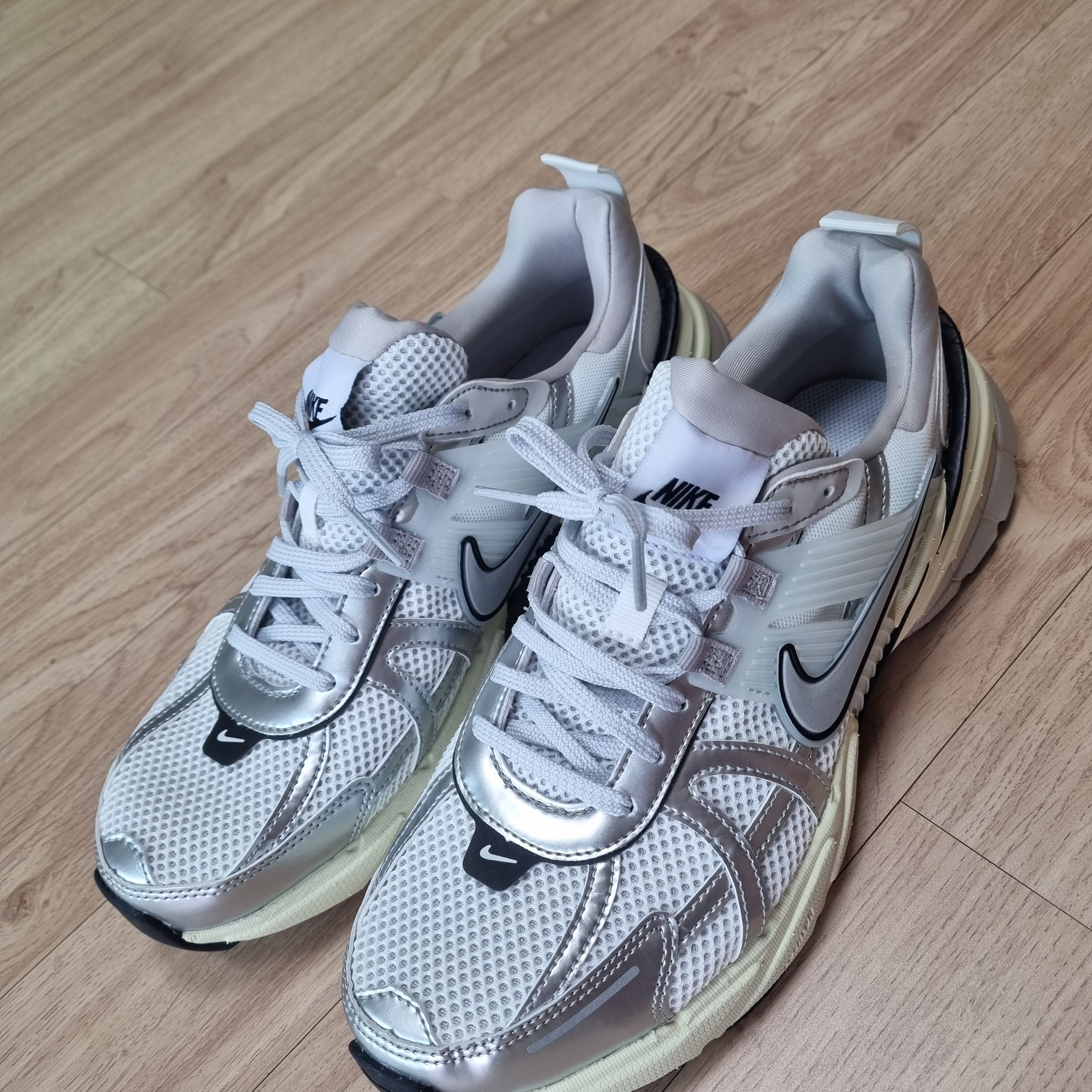 Nike V2K Run Summit White Metallic Silver 착용 스타일