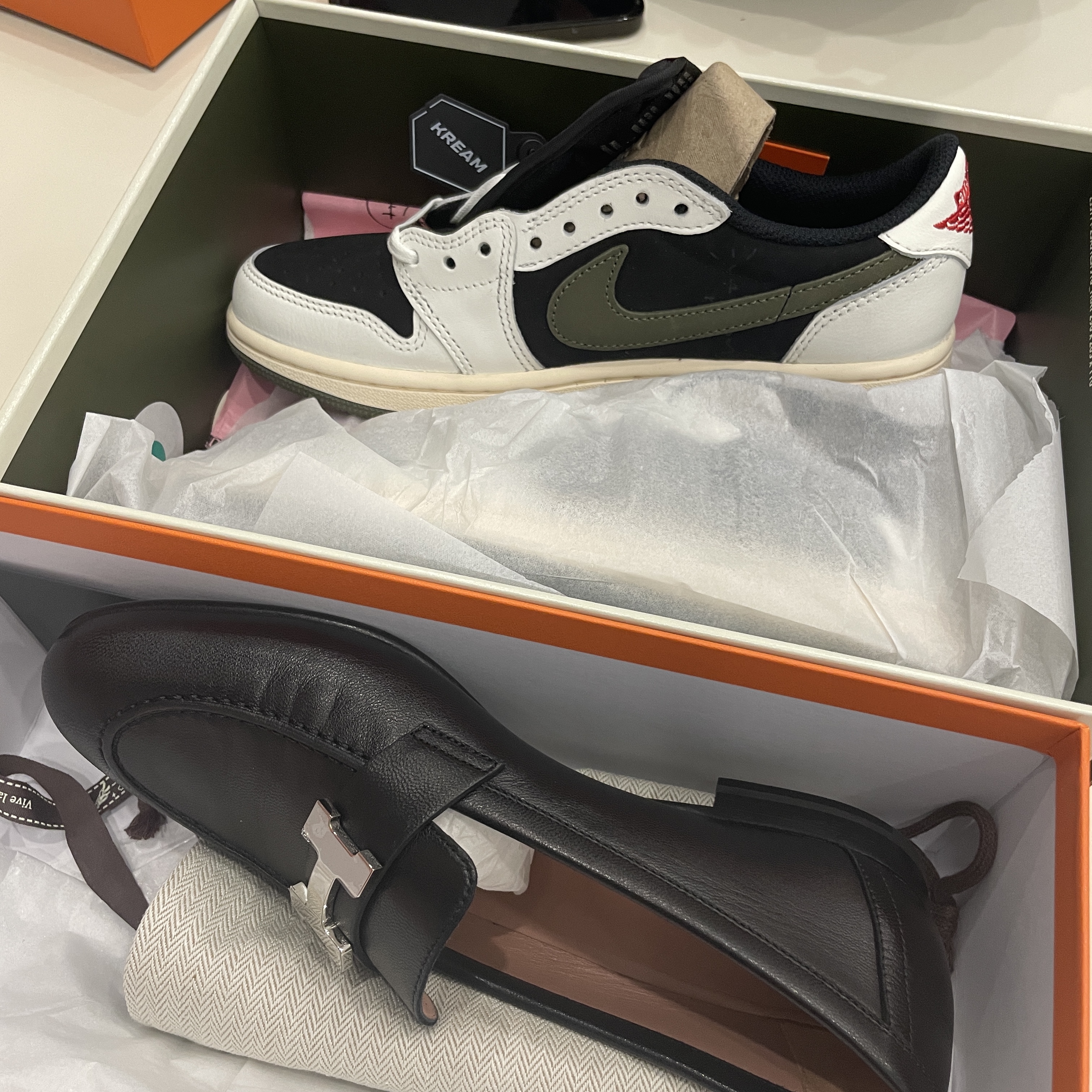 (W) Jordan 1 x Travis Scott Retro Low OG SP Medium Olive, (W) Hermes Paris Loafers Goatskin & Palladium Noir 착용 스타일 - 1