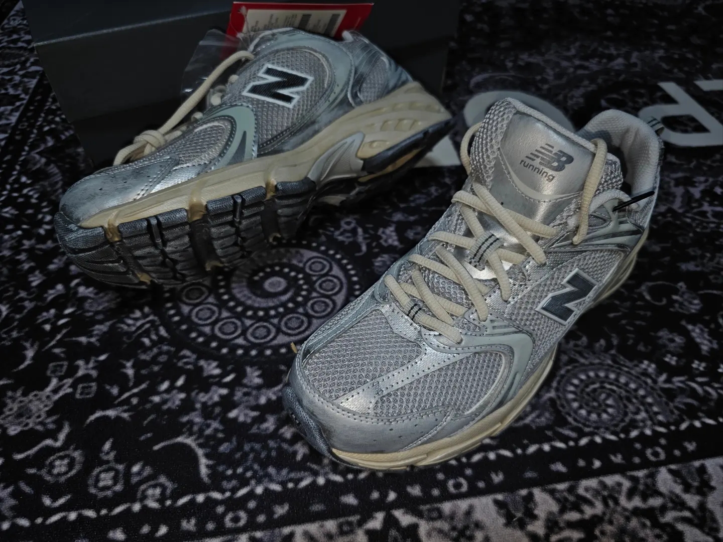 New Balance 530 Vintage Metallic Silver 착용 스타일 - 3