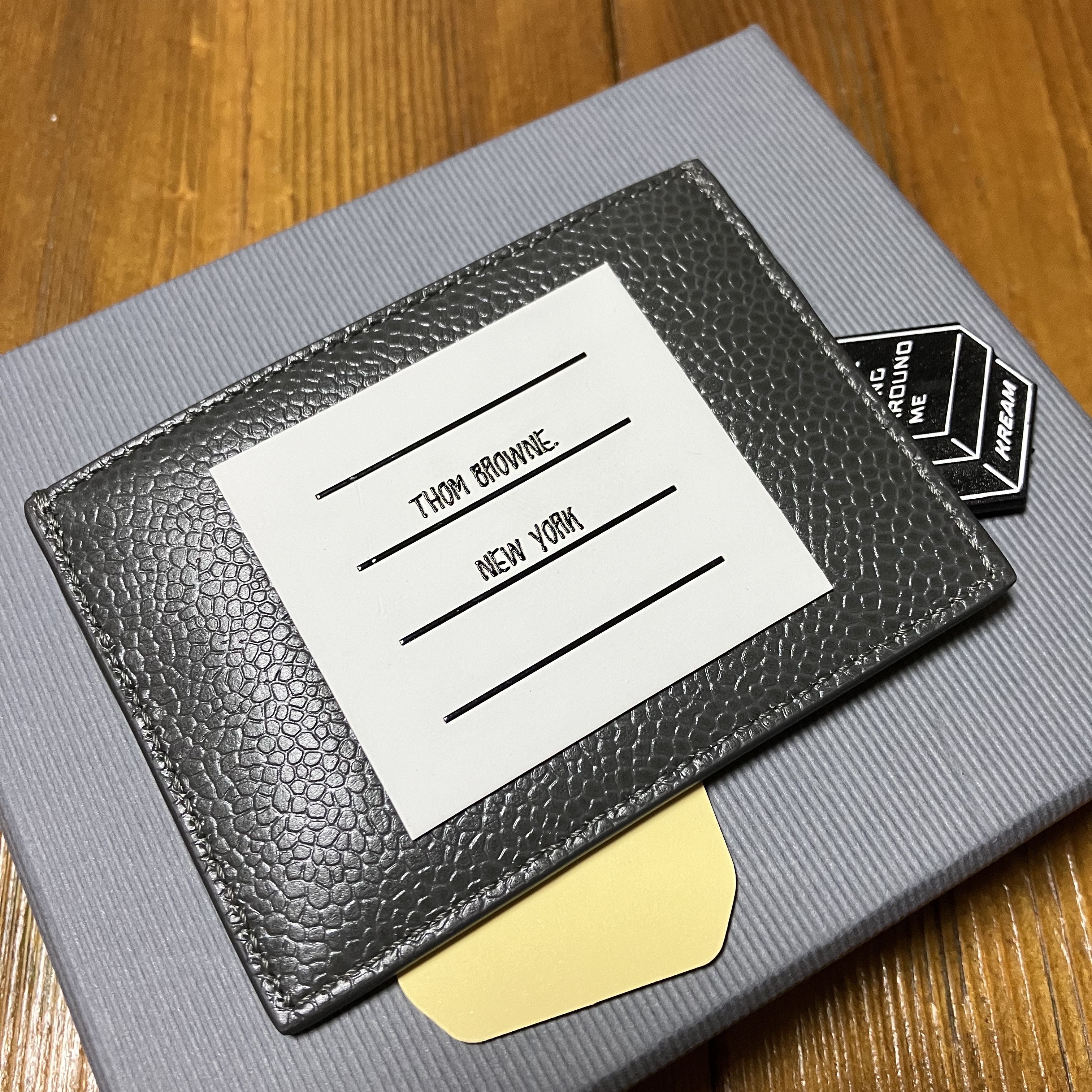 Thom Browne Pebble Grain Leather Paper Label Single Card Holder Dark Grey 착용 스타일 - 1