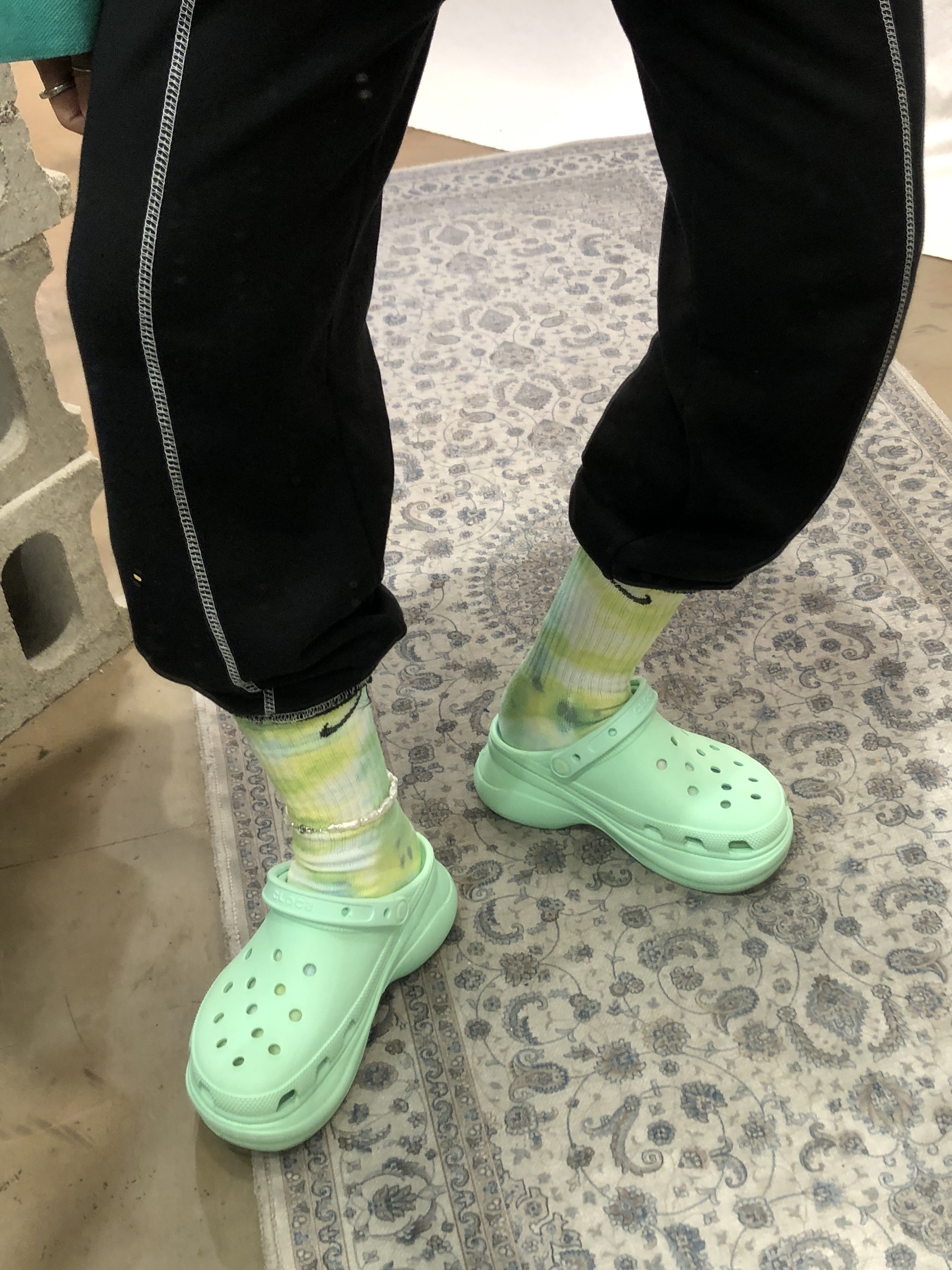 Crocs Classic Crush Clog White 착용 스타일 - 1