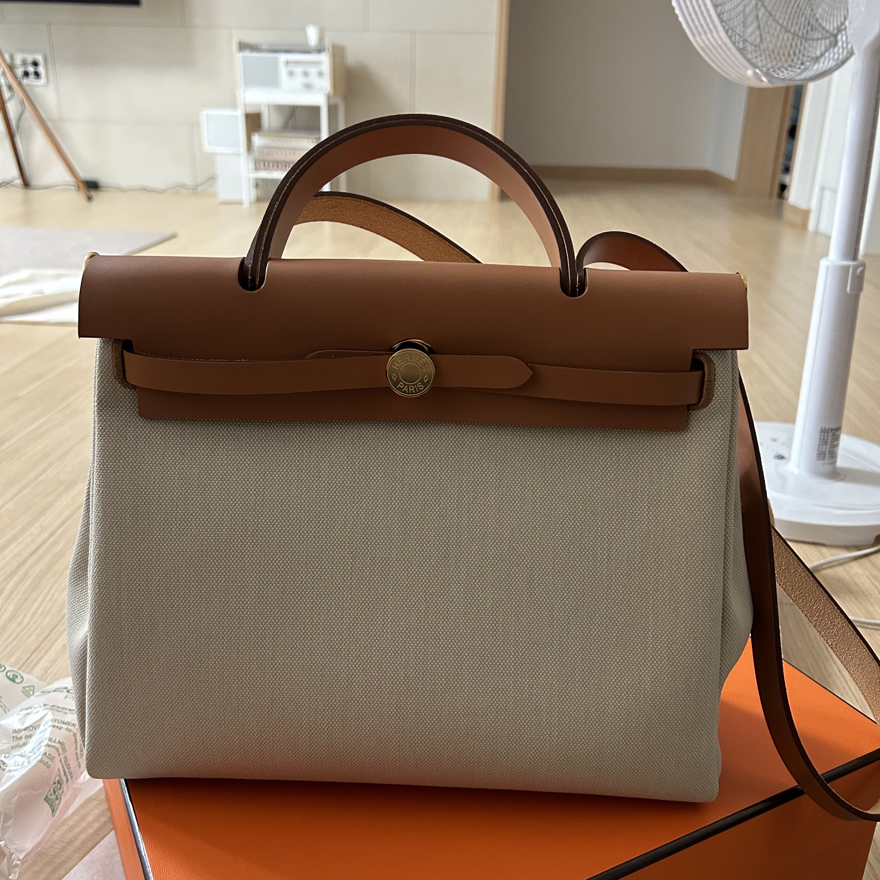 Hermes Herbag Zip 31 Bag Retourne & Gold Beton Naturel 착용 스타일 - 2